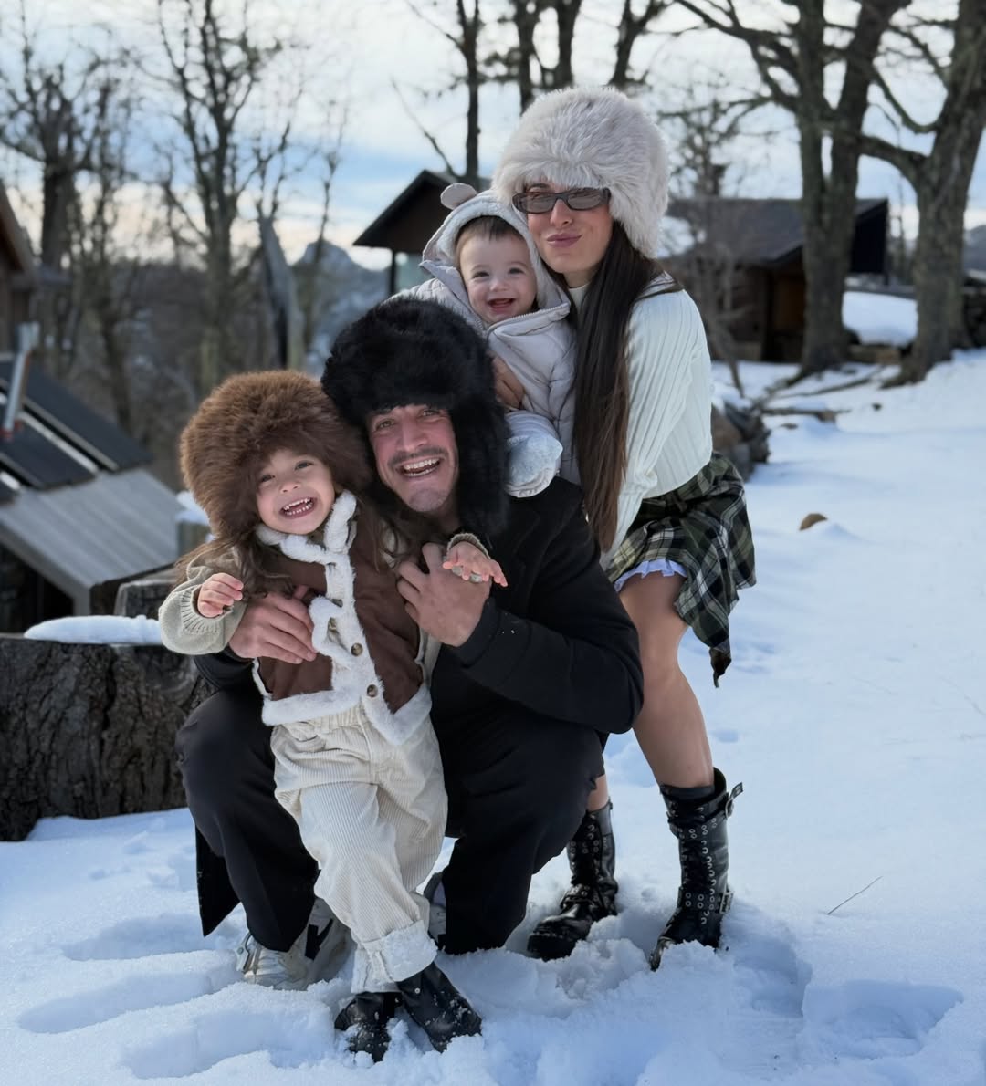 China y Diego posan felices junto a sus hijos durante sus vacaciones de invierno