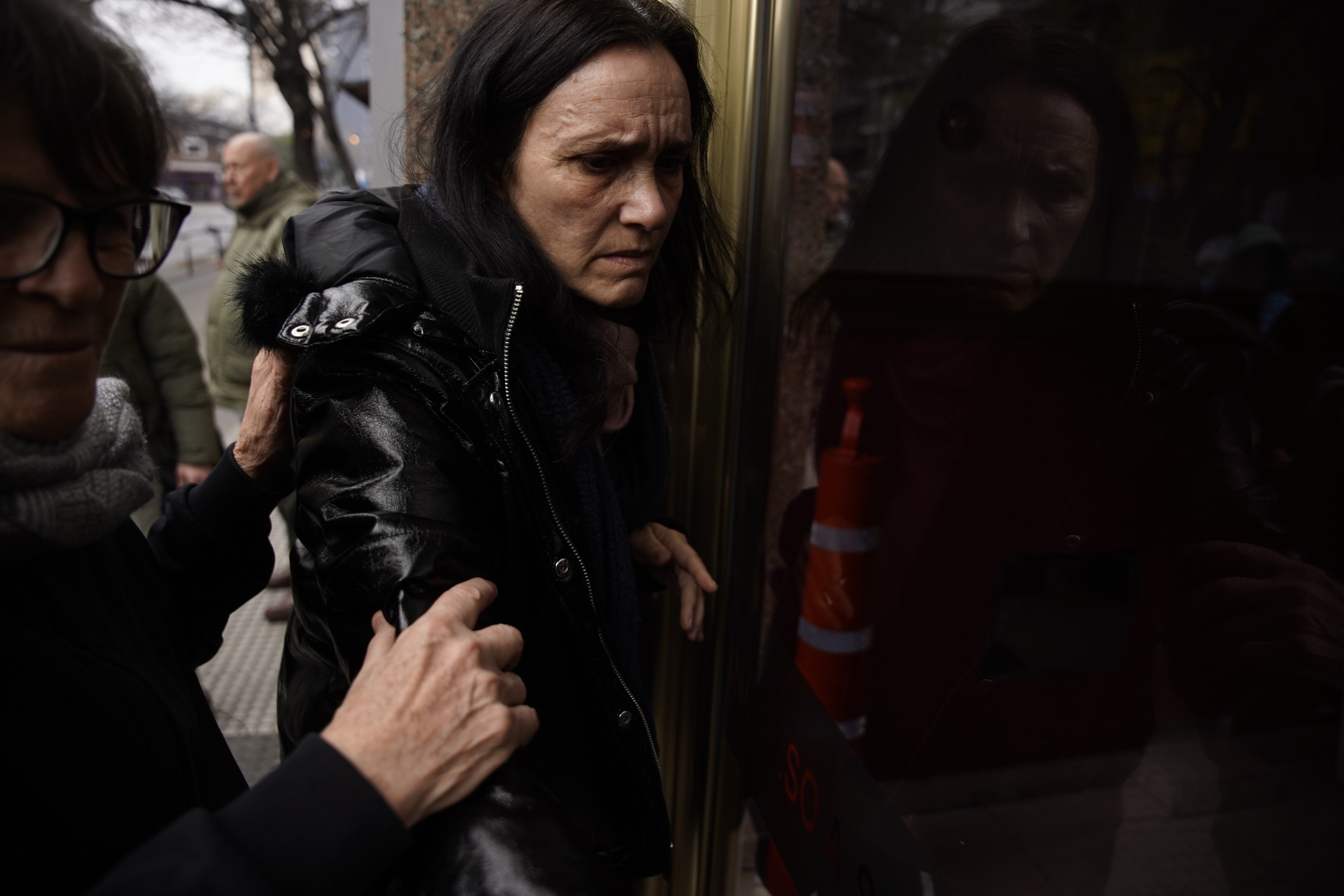 Federica Pais, hermana de Ernestina, llegó visiblemente conmovida a darle el último adiós (RSFotos)