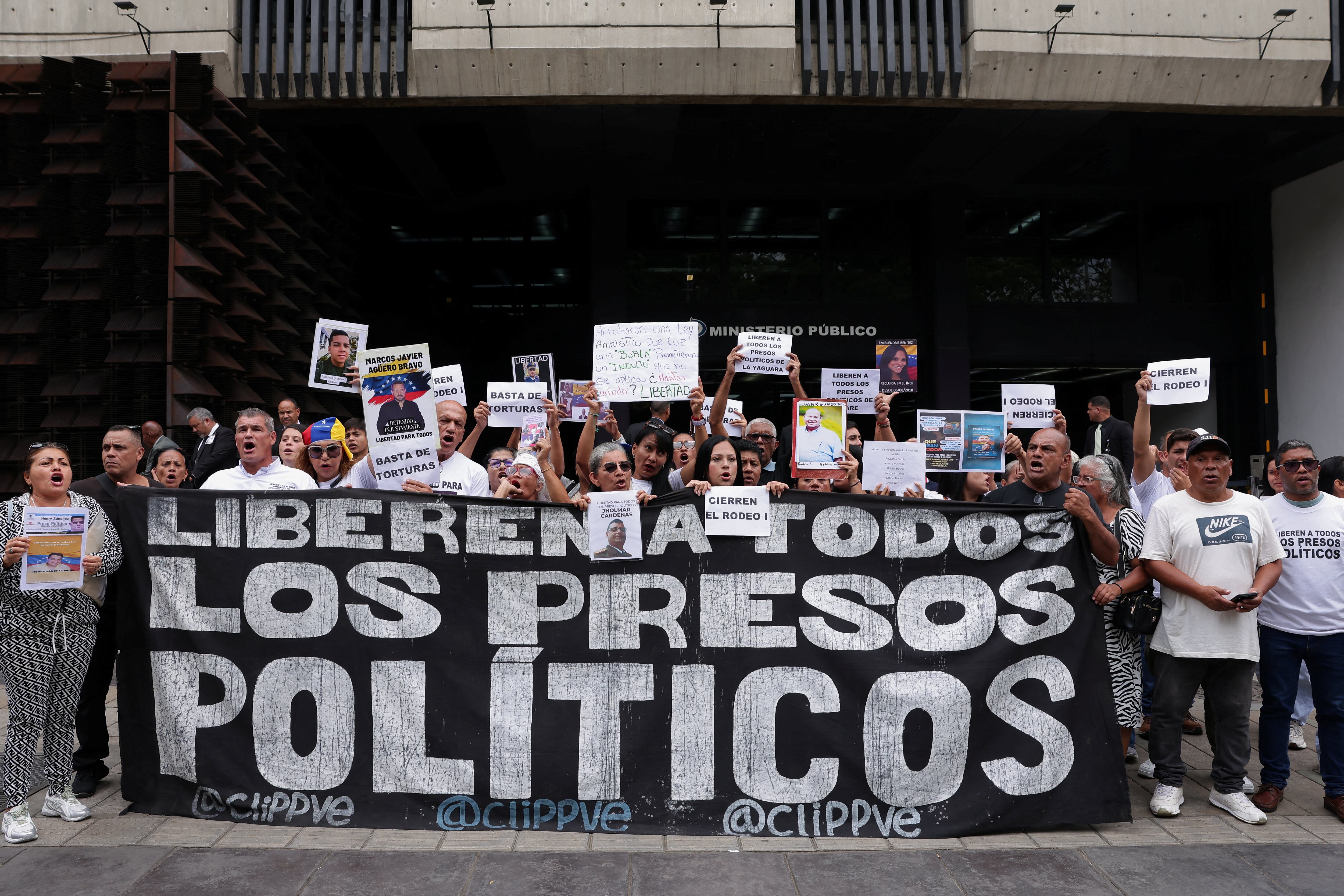 Familiares de detenidos protestan frente a la Fiscalía en Caracas para denunciar presuntas torturas y malos tratos en cárceles y centros de detención venezolanos