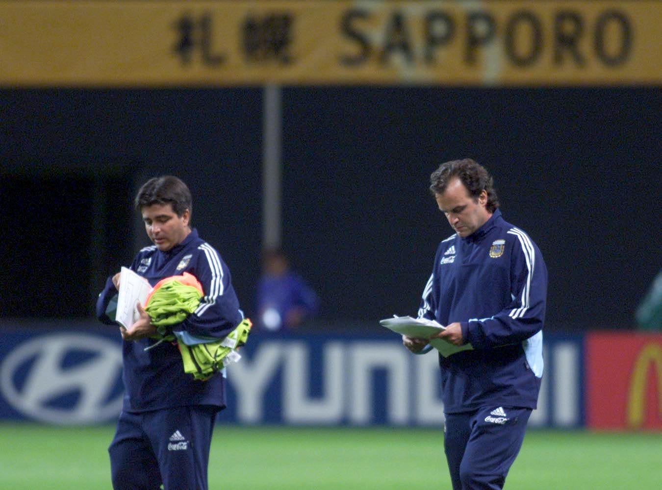 Marcelo Bielsa y su ayudante Claudio Vivas antes de un partido de la selección argentina durante el Mundial de Corea-Japón 2002 (Fotobaires)