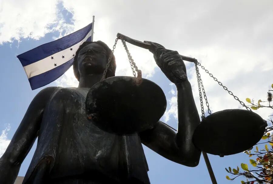 La defensa de Juan Orlando Hernández confirma a Infobae que expresidente se presentará voluntariamente ante la justicia hondureña