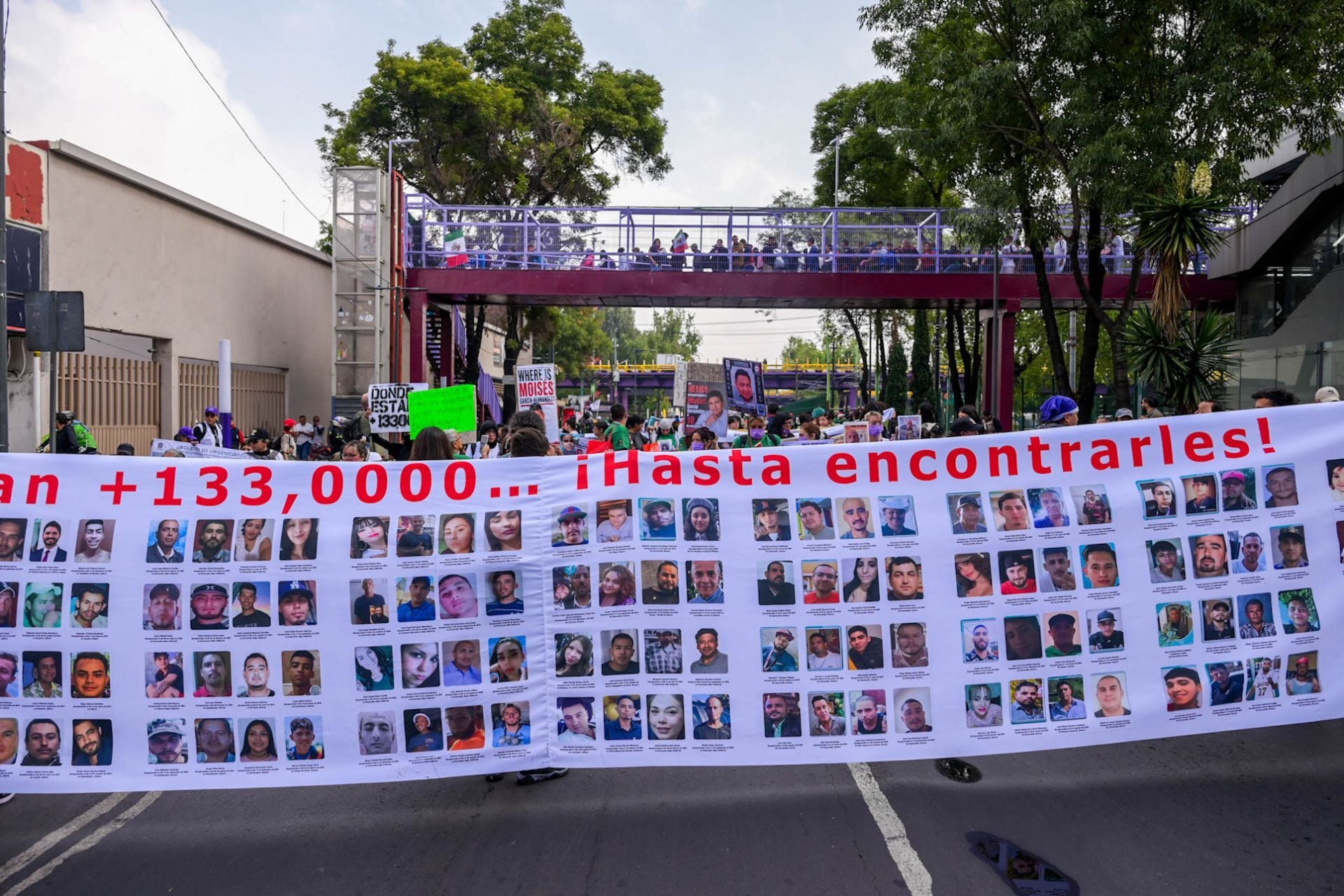 El 11 de junio, en la jornada inaugural de la Copa de la FIFA, ríos de madres buscadoras avanzaron por las avenidas principales de la Ciudad de México portando mantas, lonas y fichas de búsqueda con las fotos de sus familiares desaparecidos (Estrella Josento/Cuartoscuro.com)
