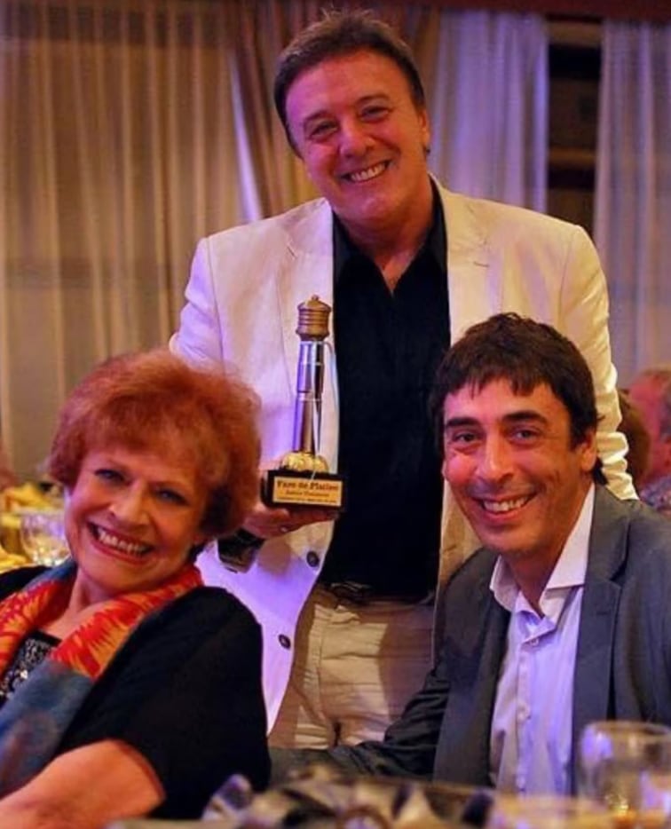 María Rosa Fugazot junto a sus hijos René Bertrand y Javier Caumont (Instagram)