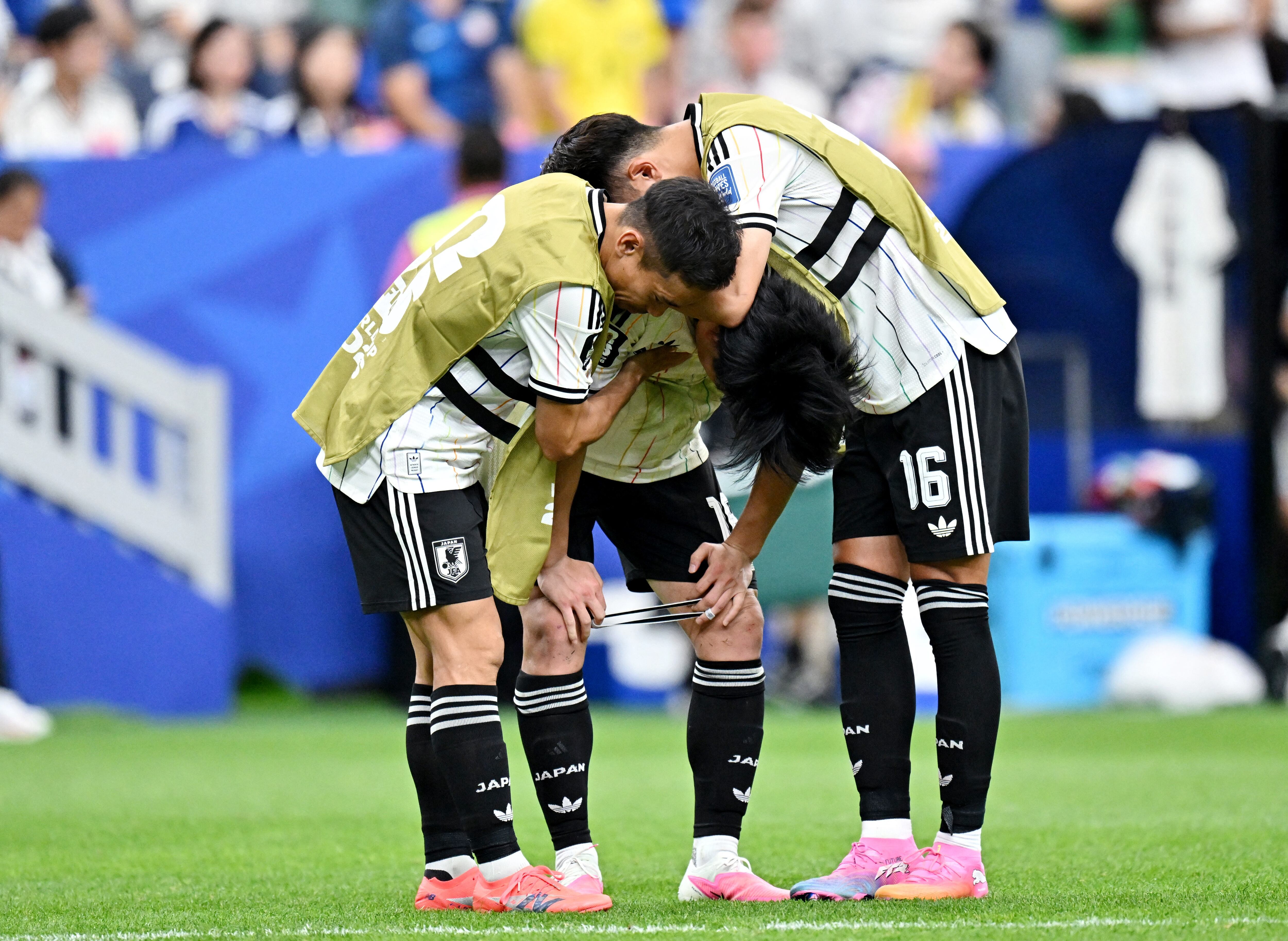 Los jugadores japonenses se consolaron entre sí (REUTERS)