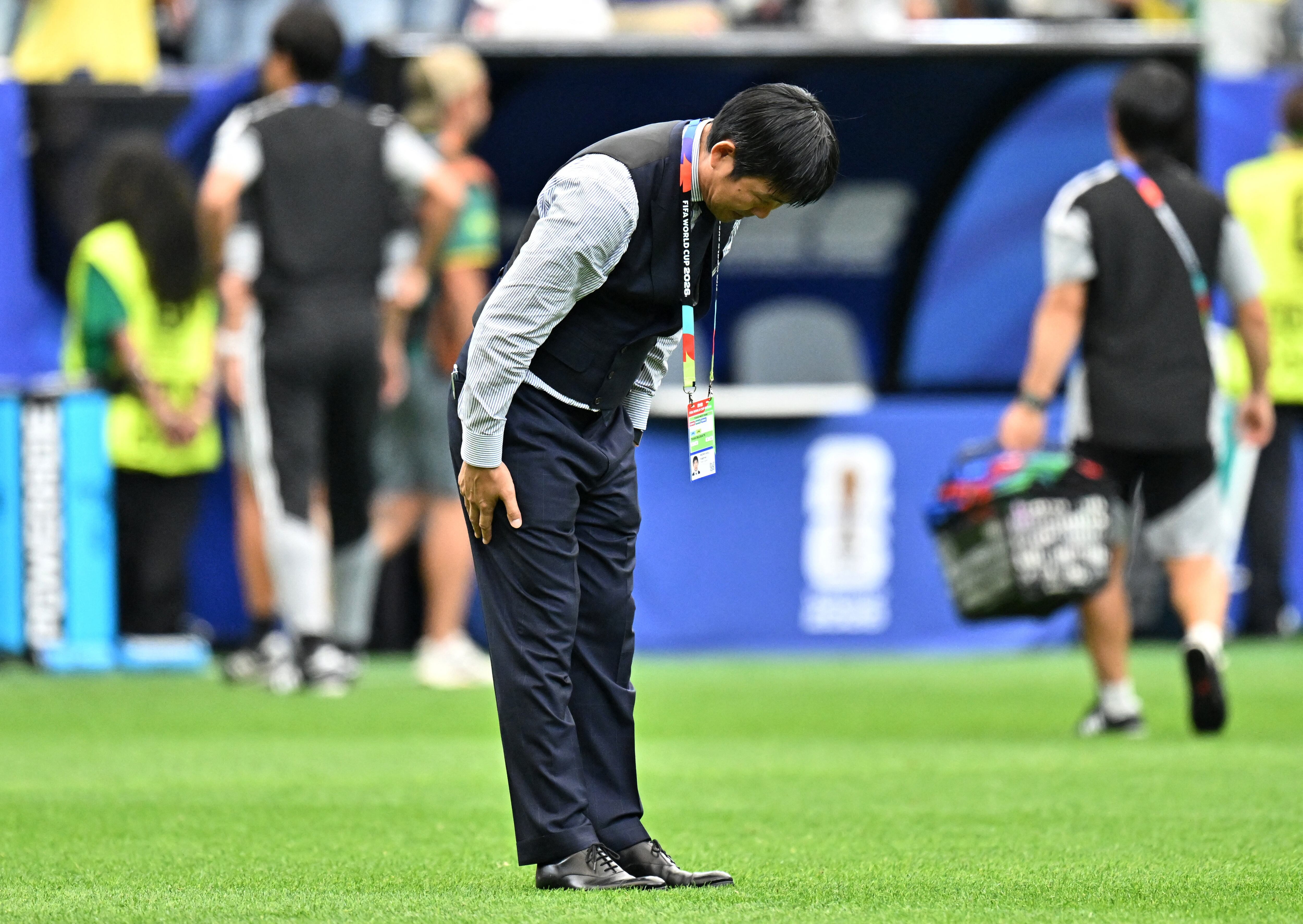 El entrenador Hajime Moriyasu frente a los hinchas de Japón (REUTERS)