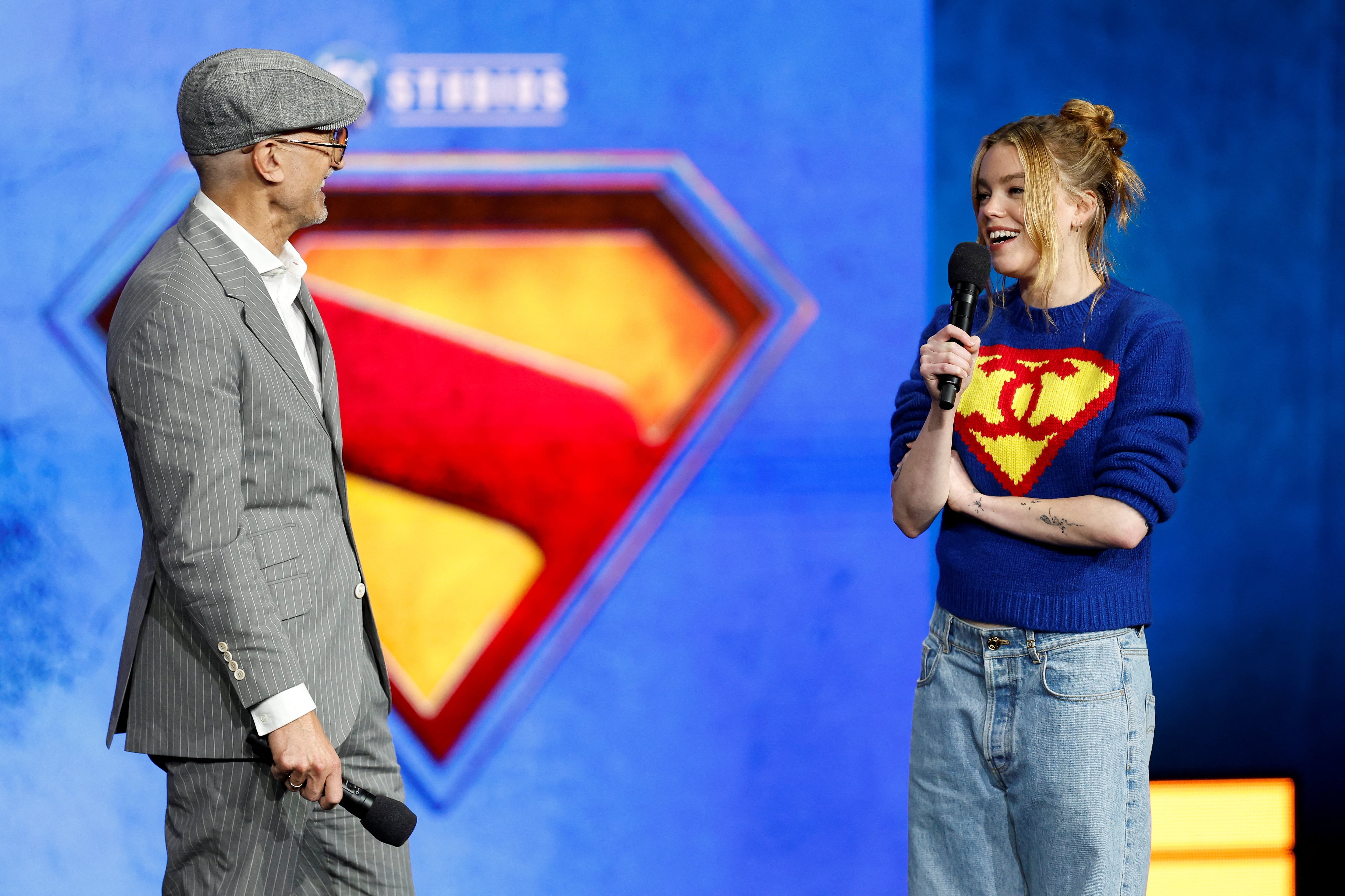 El director Craig Gillespie y la actriz Milly Alcock de Supergirl hicieron furor con su gesto a la Argentina (REUTERS/Caroline Brehman)