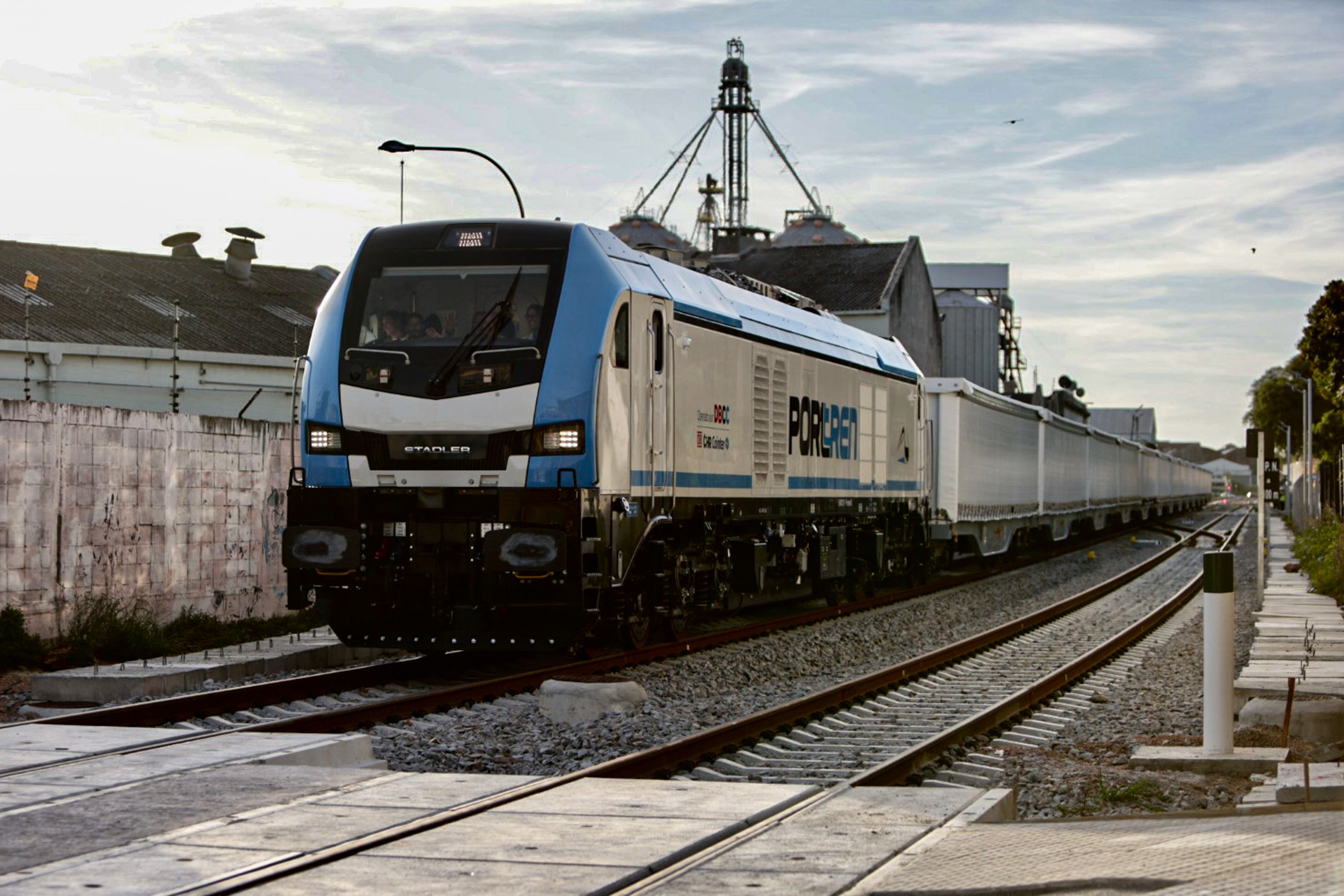 Fotografía de la primera carga de la Pastora UPM que llega al puerto de Montevideo en el viaje inaugural del Tren desde Pueblo Centenario, este martes en Montevideo (Uruguay). EFE/ Gaston Britos 