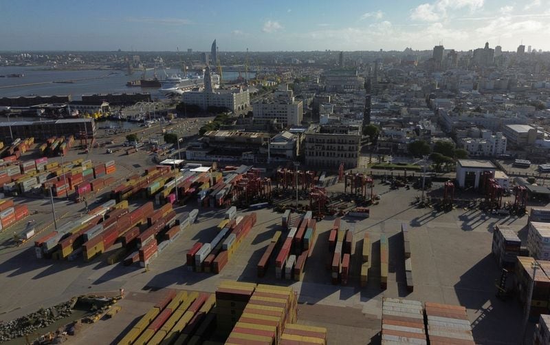 Una vista aérea muestra contenedores apilados en el puerto, en Montevideo, Uruguay el 3 de enero de 2024. REUTERS/Mariana Greif