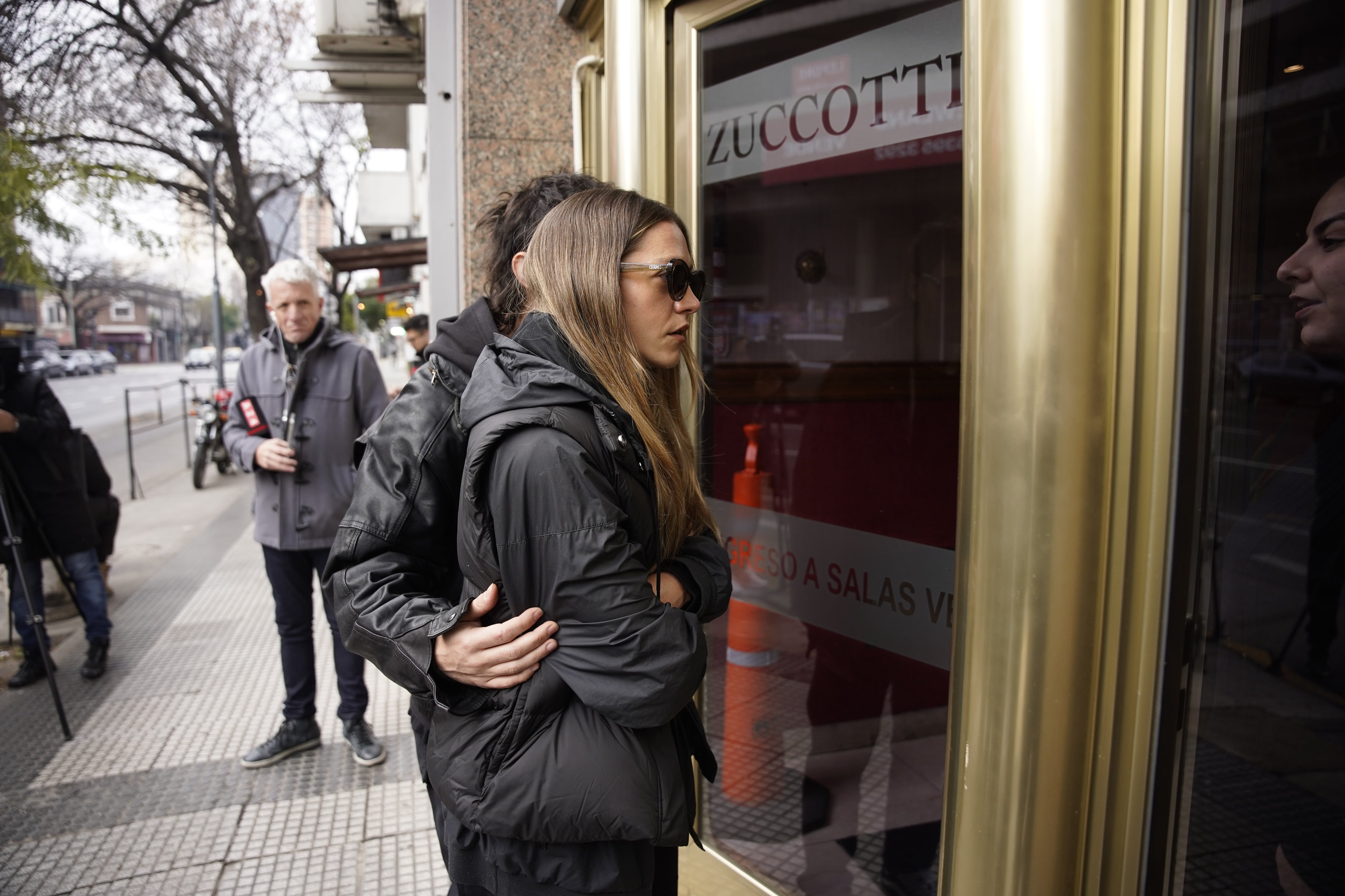 Rocío Igarzabal frente a la casa velatoria Zuccotti (RSFotos)