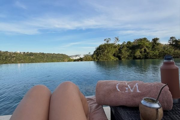 La escapada romántica de Laurita Fernández y su novio a las Cataratas: aventura, glamour y mucho amor