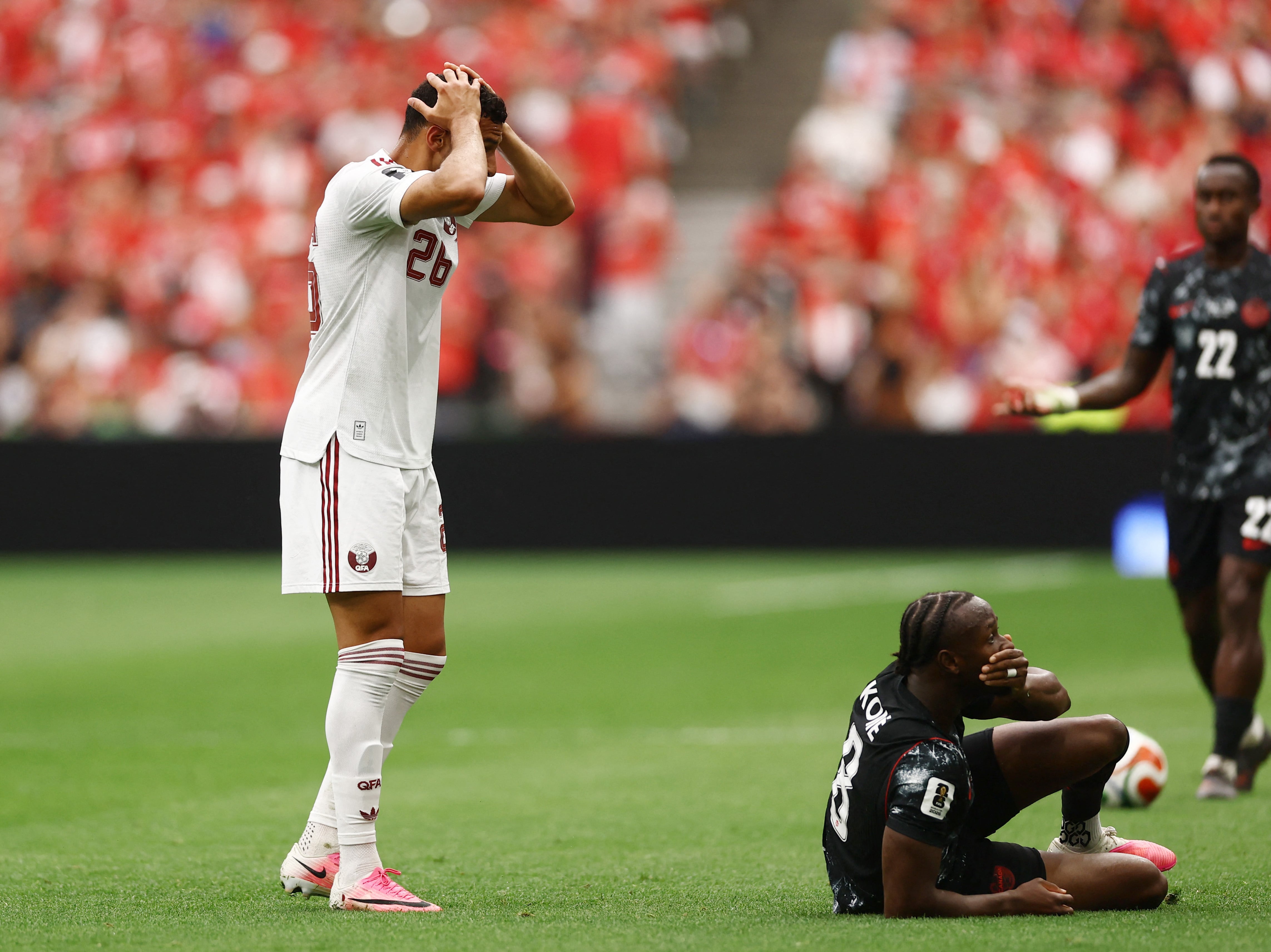 Assim Madibo quedó conmocionado por el duro golpe hacia el futbolista canadiense (REUTERS/Lee Smith)