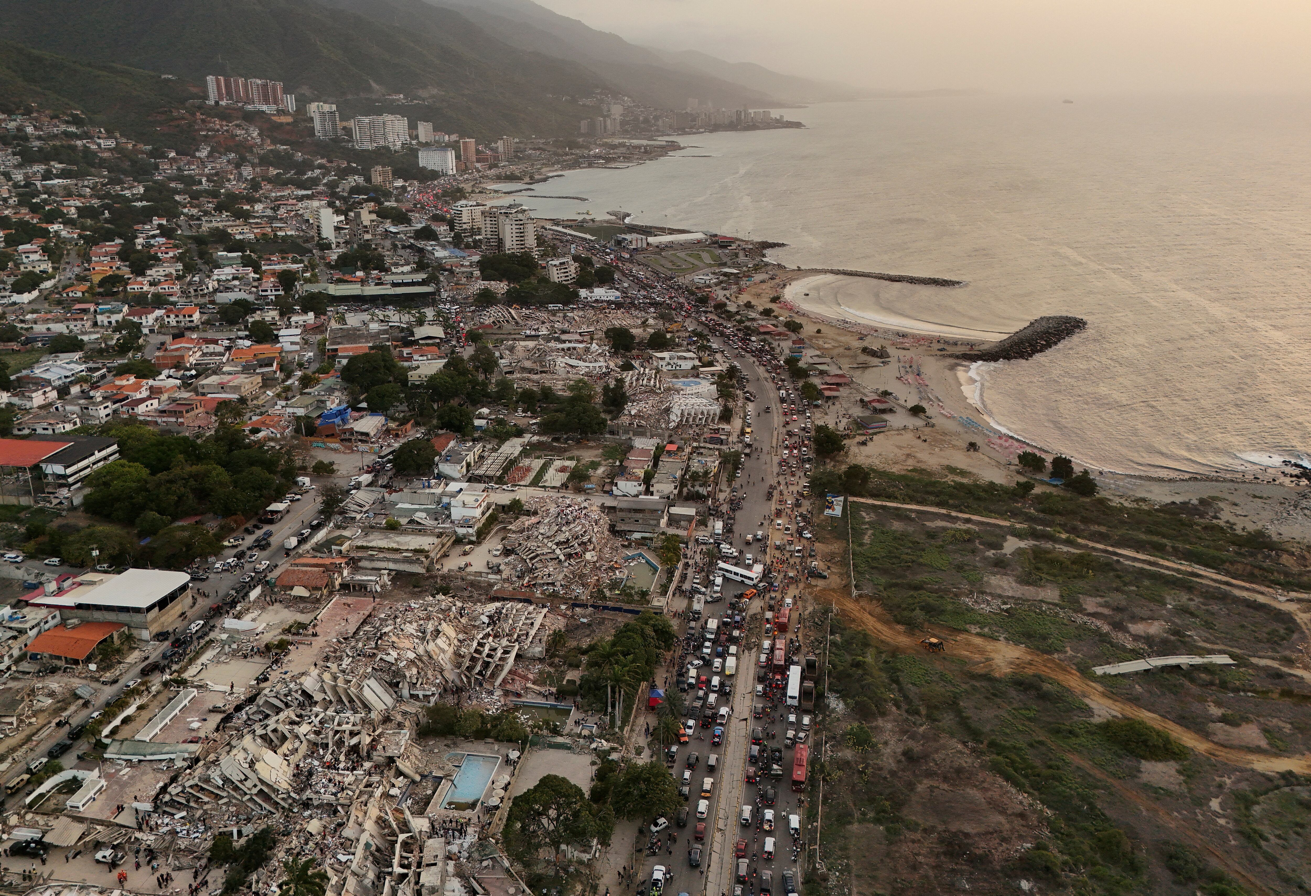 La emergencia superó la capacidad local, generando pedidos de refuerzos internacionales para enfrentar la magnitud del desastre (Handout via REUTERS)