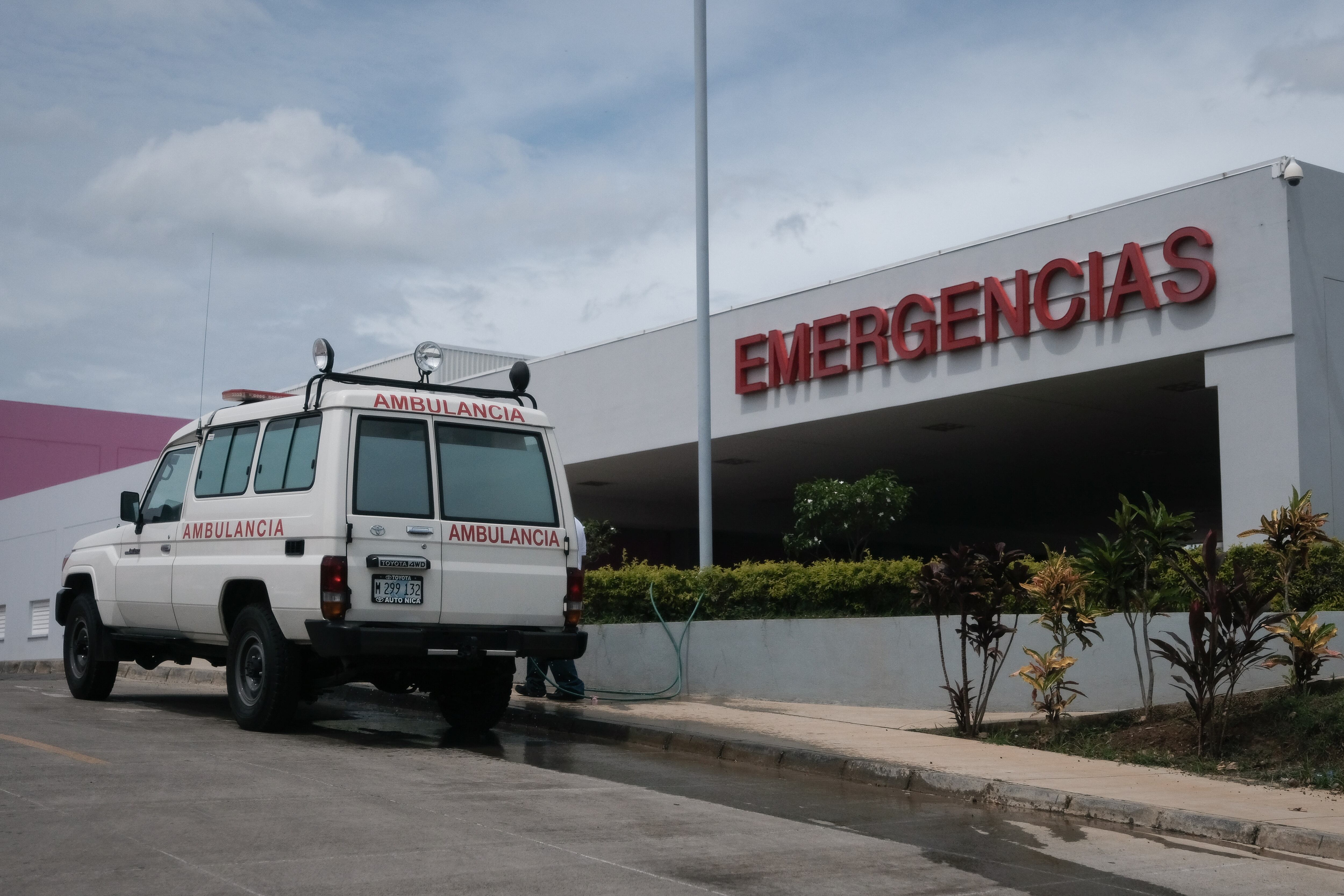 La expulsión de internos ya repercute en la atención diaria de los hospitales públicos, que enfrentan una mayor demanda de pacientes. /(EFE/Carlos Herrera) 
