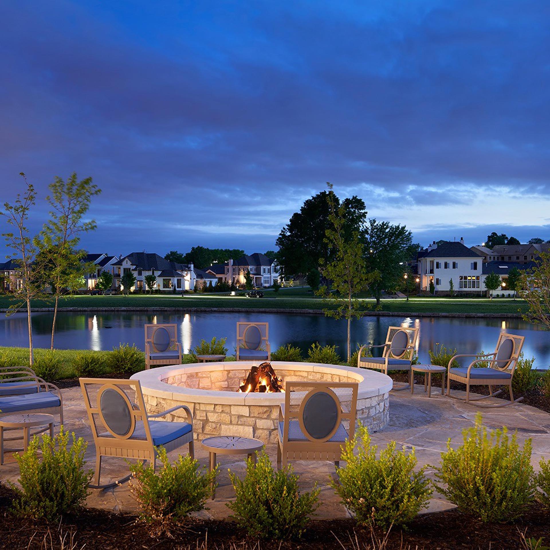 Una acogedora hoguera con asientos confortables junto al lago en The Inn at Meadowbrook Hotel, el lugar elegido para la concentración de Inglaterra para el Mundial 2026.