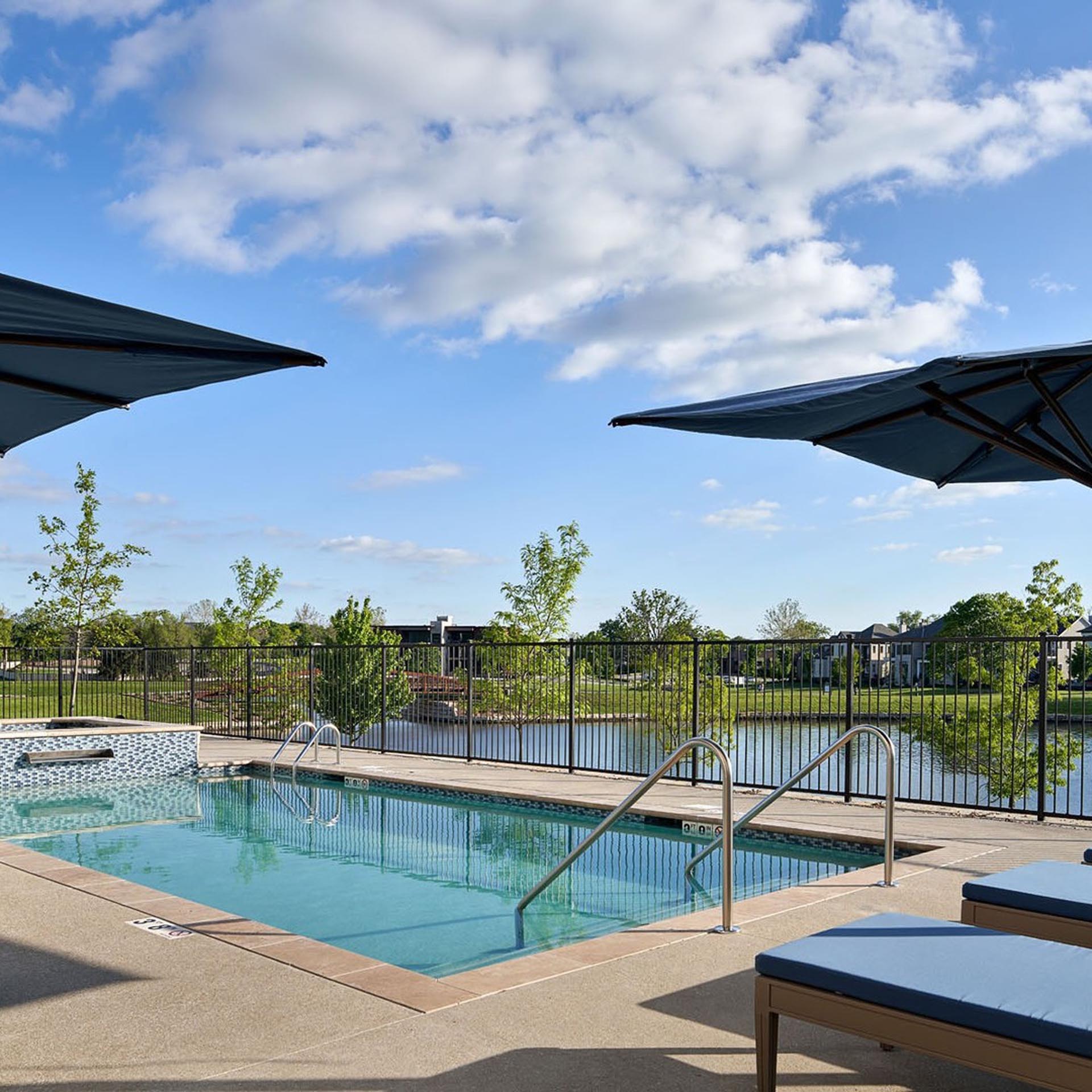 La piscina exterior del The Inn at Meadowbrook Hotel, la sede elegida para la concentración de Inglaterra de cara al Mundial 2026, ofrece un entorno idílico con vistas al lago.