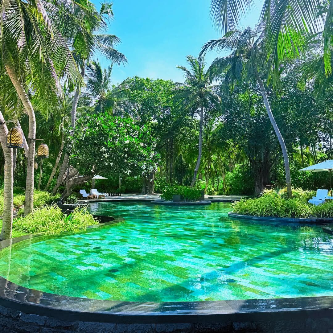 Una villa con techo de paja y grandes ventanales, junto a una piscina de agua turquesa, representó la arquitectura característica del resort 