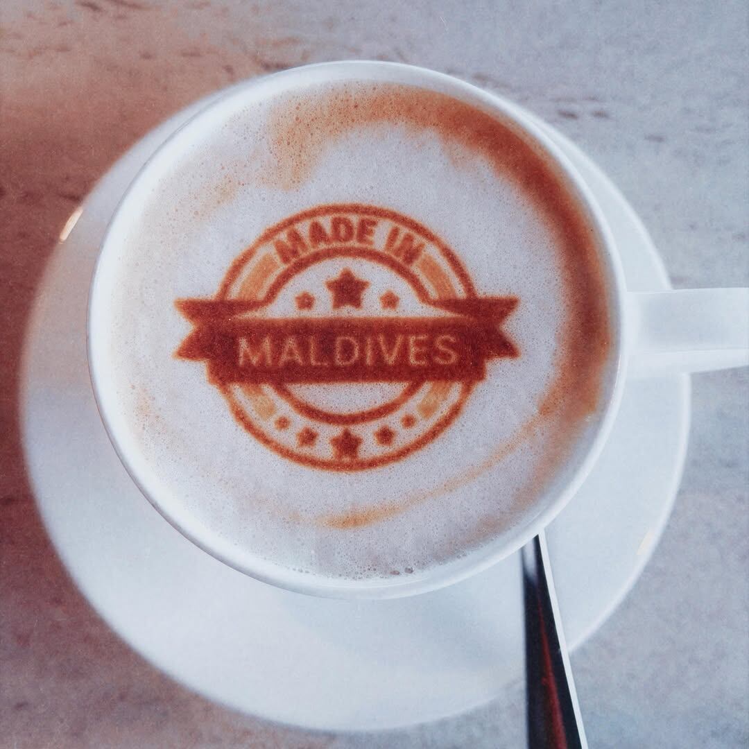 Una taza de café con arte en la espuma que decía “Hecho en Maldivas” destacó la experiencia turística del resort