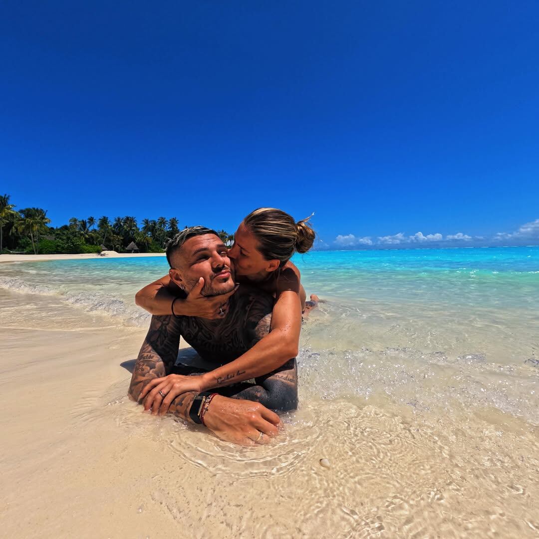 Abrazados y acostados sobre la arena en la orilla, China Suárez y Mauro Icardi disfrutaron del contacto con el mar y la naturaleza (Instagram)