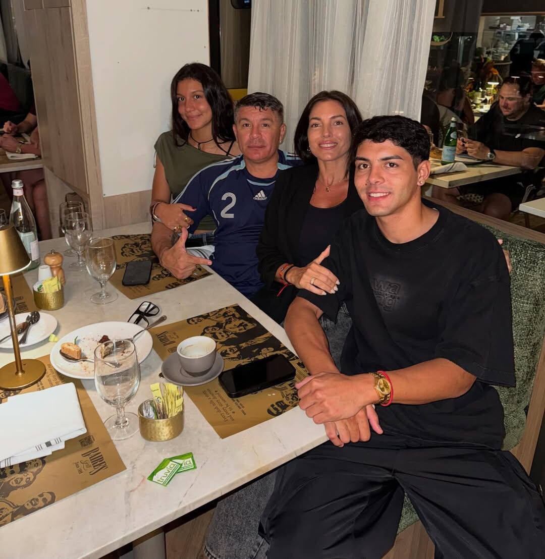 Pablo Lescano, Cecilia Calafell y su familia comparten una cena en un restaurante, mostrando un momento de reconciliación y unión familiar.