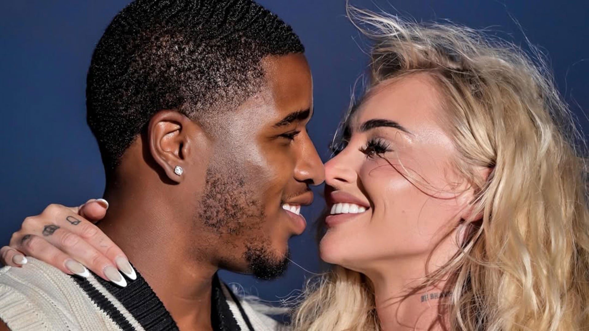 Alisha Lehmann se comprometió con su novio Montel McKenzie en la playa (Instagram) 
