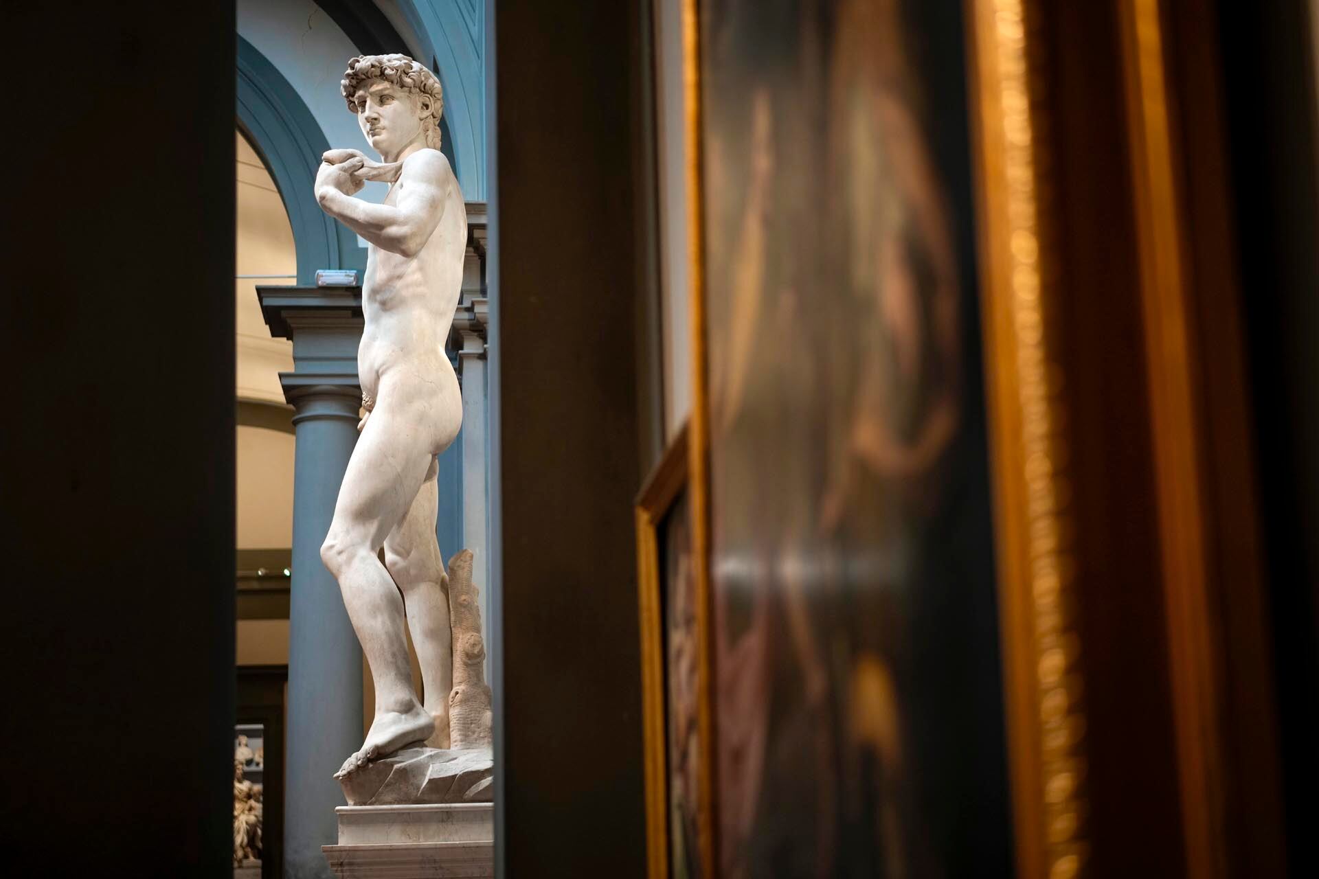 La mano derecha desproporcionada del David funcionó como contrapeso para estabilizar una escultura tallada en una piedra con un gran vacío interior (AP Photo/Andrew Medichini)