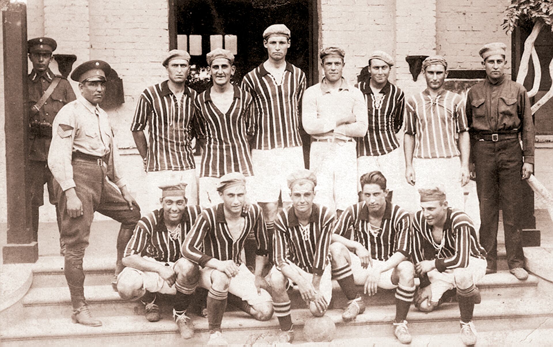 No hay precisión, pero sería con un combinado en los partidos donde se celebraban las fechas patrias. En la fila de abajo Fangio es el segundo desde la izquierda (Museo Fangio).