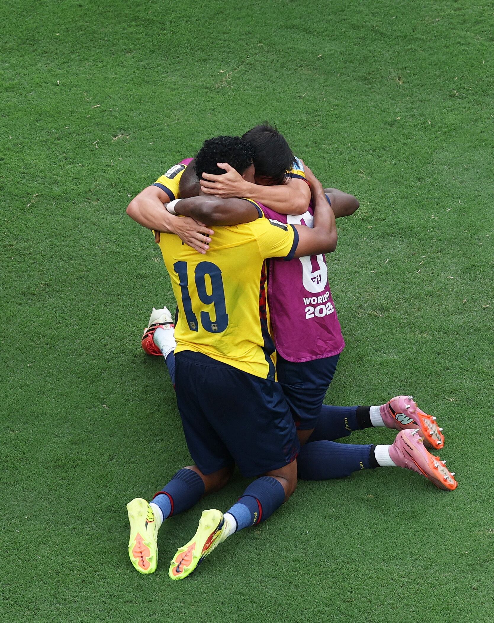 El abrazo del extremo con sus compañeros tras el triunfo sobre Alemania (REUTERS/John Sibley)