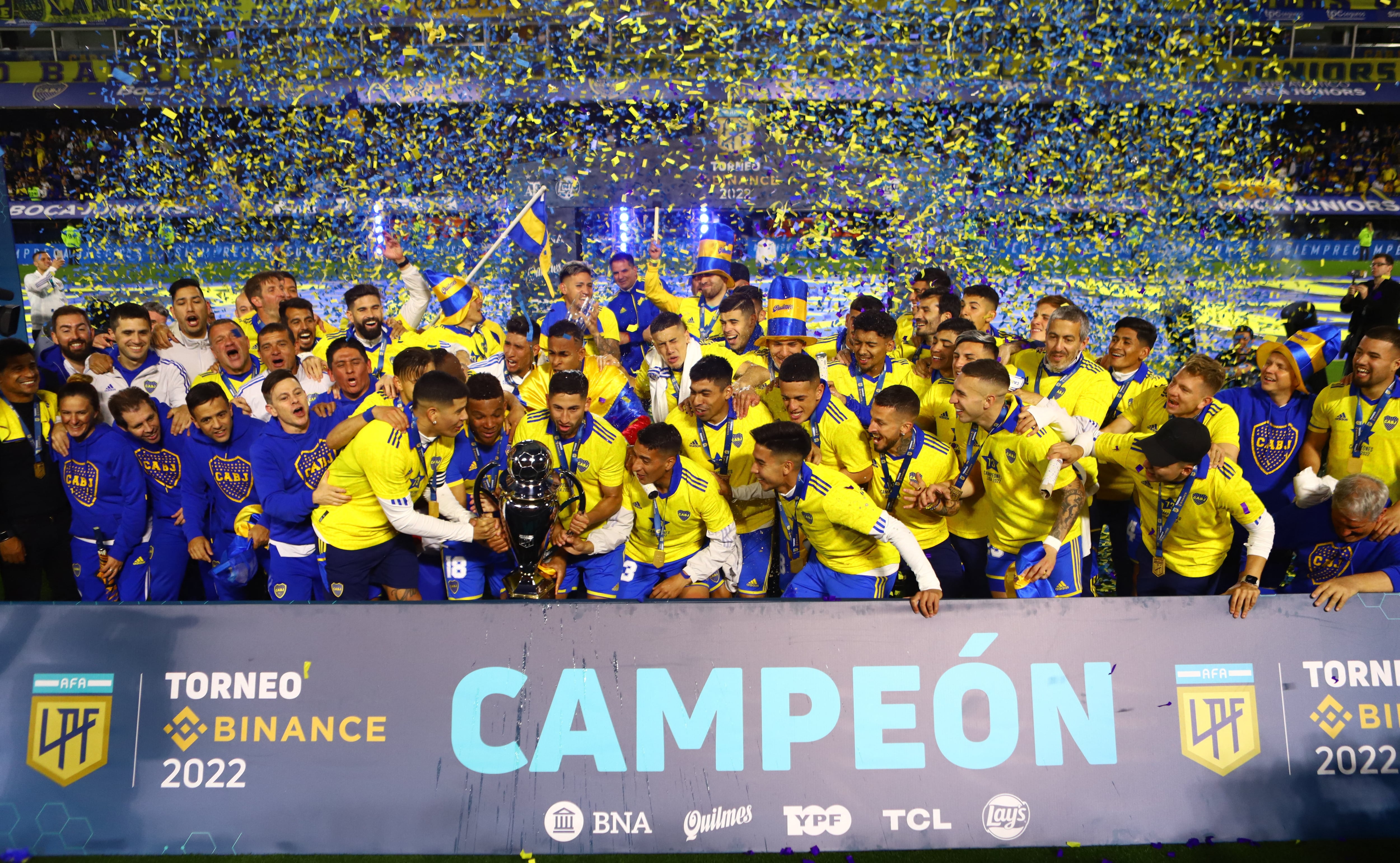 Los festejos de Boca de la Liga Profesional 2022 después de recibir una gran ayuda por parte de River, que venció a Racing en Avellaneda (REUTERS/Matias Baglietto)