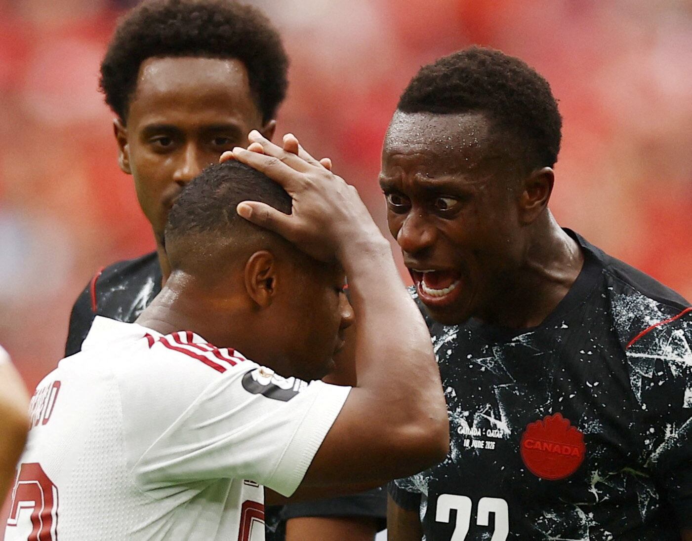 Richie Laryea de Canadá le grita a Assim Madibo de Qatar después de su entrada que lesionó a Ismael Kone (REUTERS/Lee Smith)