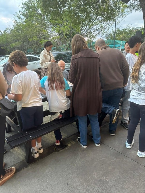 Sampaoli acompañó a su hijo a intercambiar figuritas (Foto: felps/@quejogada)