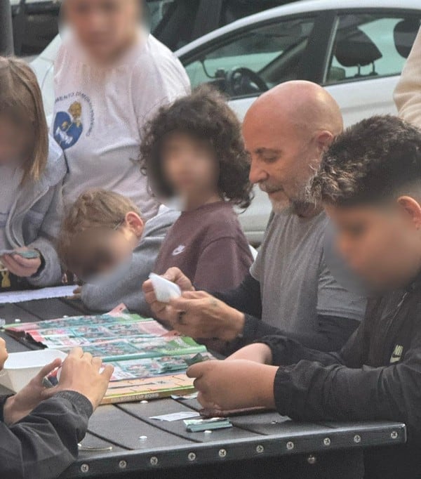 Jorge Sampaoli reapareció en una salida familiar e intercambió figuritas (Foto: felps/@quejogada)