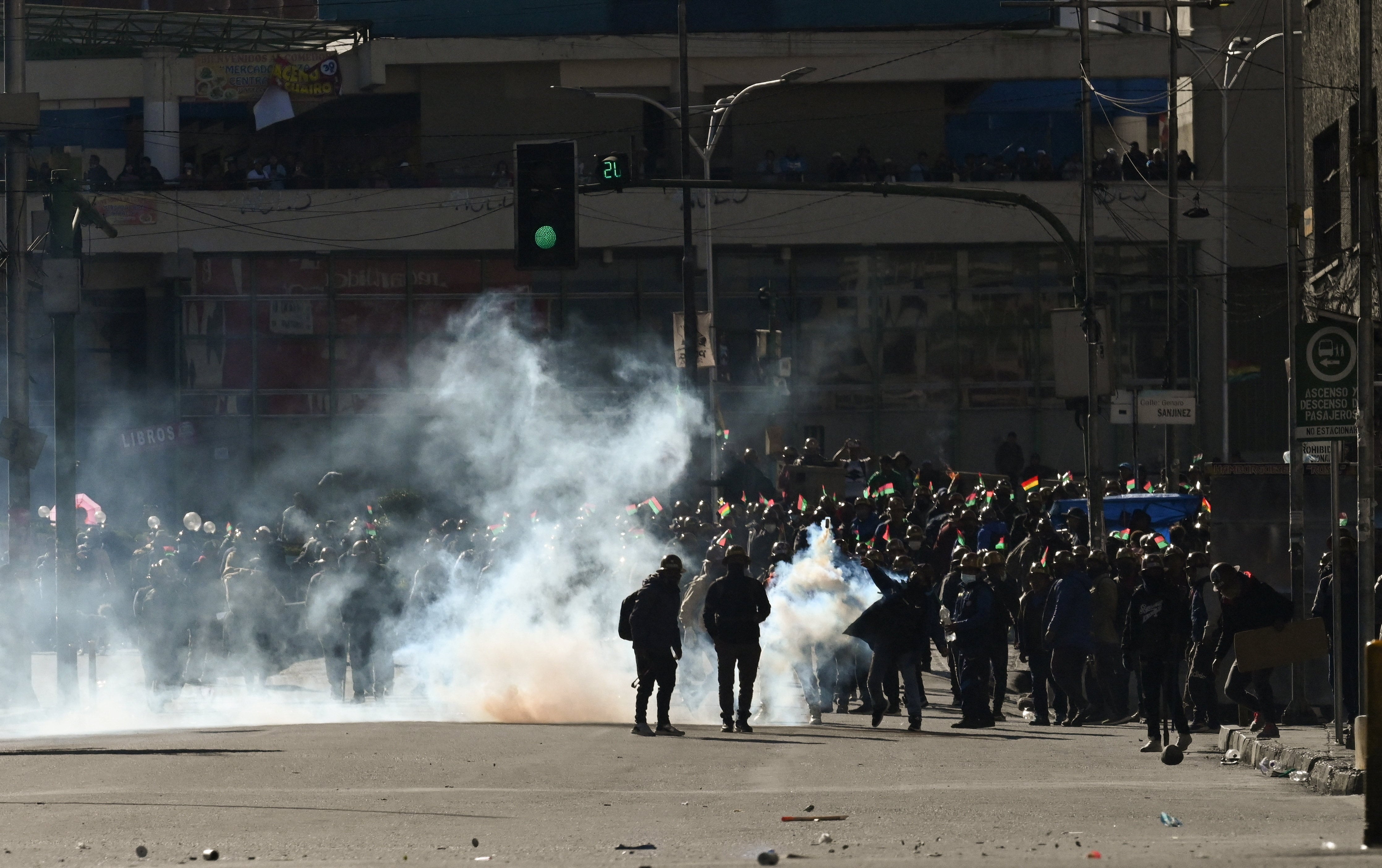 Manifestantes de sindicatos mineros se enfrentan a las fuerzas policiales mientras protestan contra el Gobierno del presidente boliviano Rodrigo Paz (REUTERS/Claudia Morales)