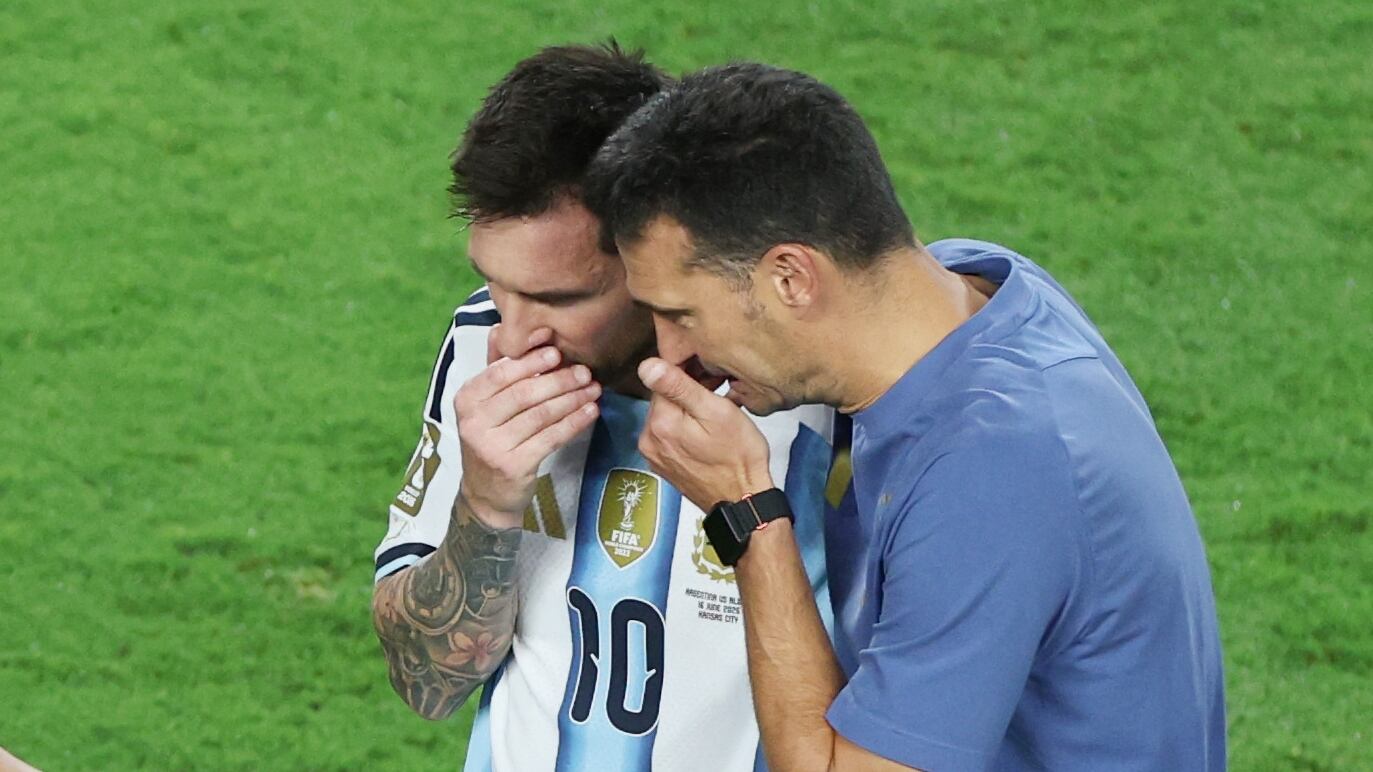 El método de Scaloni combinó autoridad y cercanía, y priorizó el rendimiento en la renovación de la Selección argentina (REUTERS/Siphiwe Sibeko)