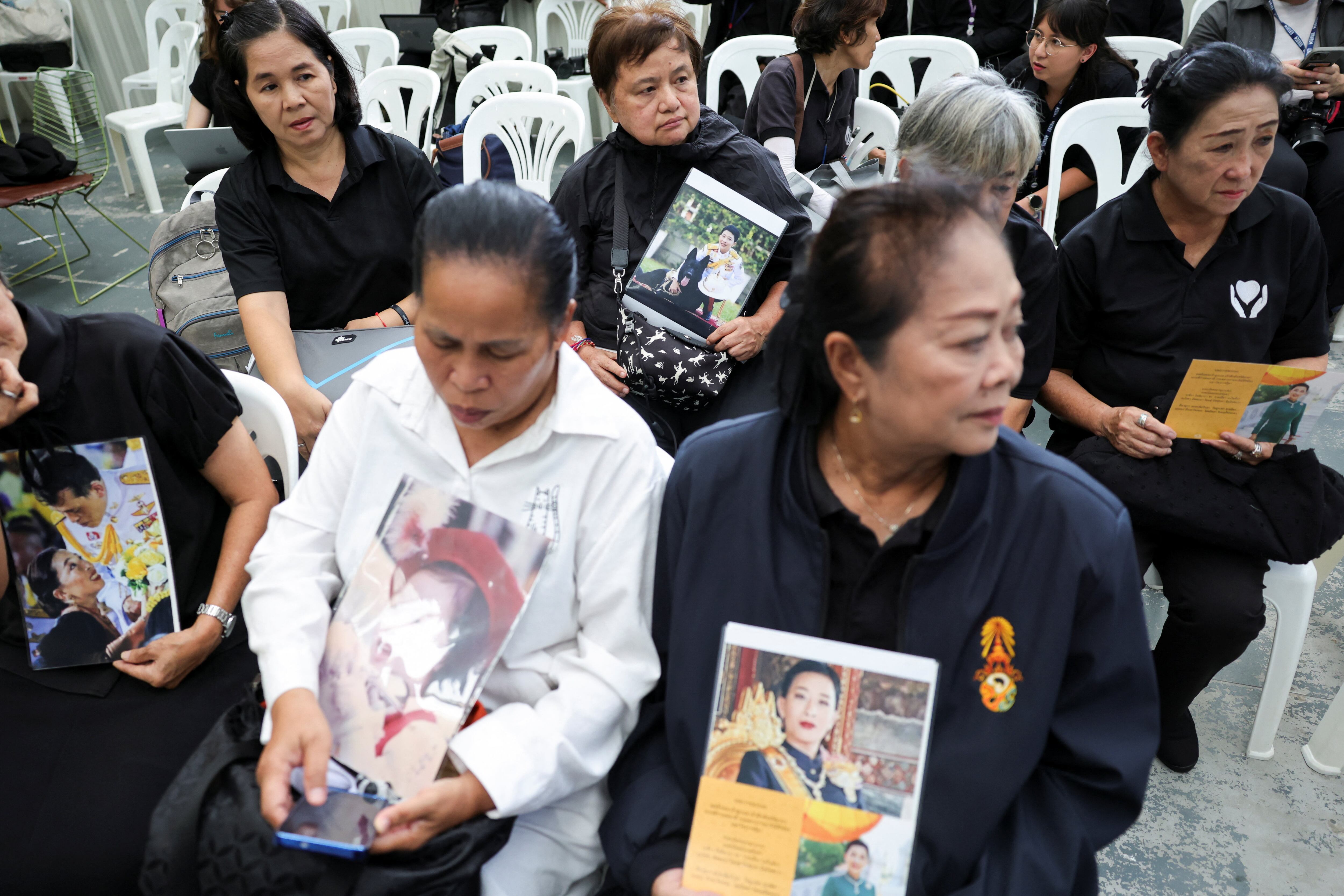 Varias personas sostienen fotografías de la princesa Bajrakitiyabha de Tailandia, de 47 años, la hija mayor del rey Maha Vajiralongkorn, tras el anuncio de su fallecimiento, frente al Hospital Memorial Rey Chulalongkorn en Bangkok, Tailandia, el 12 de junio de 2026 (REUTERS/Athit Perawongmetha)