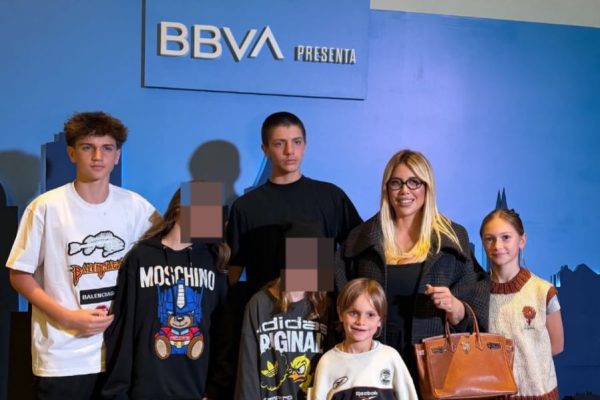 La multitudinaria salida familiar de Wanda Nara al teatro: hijos, padres, pareja y sobrinos juntos en una misma noche