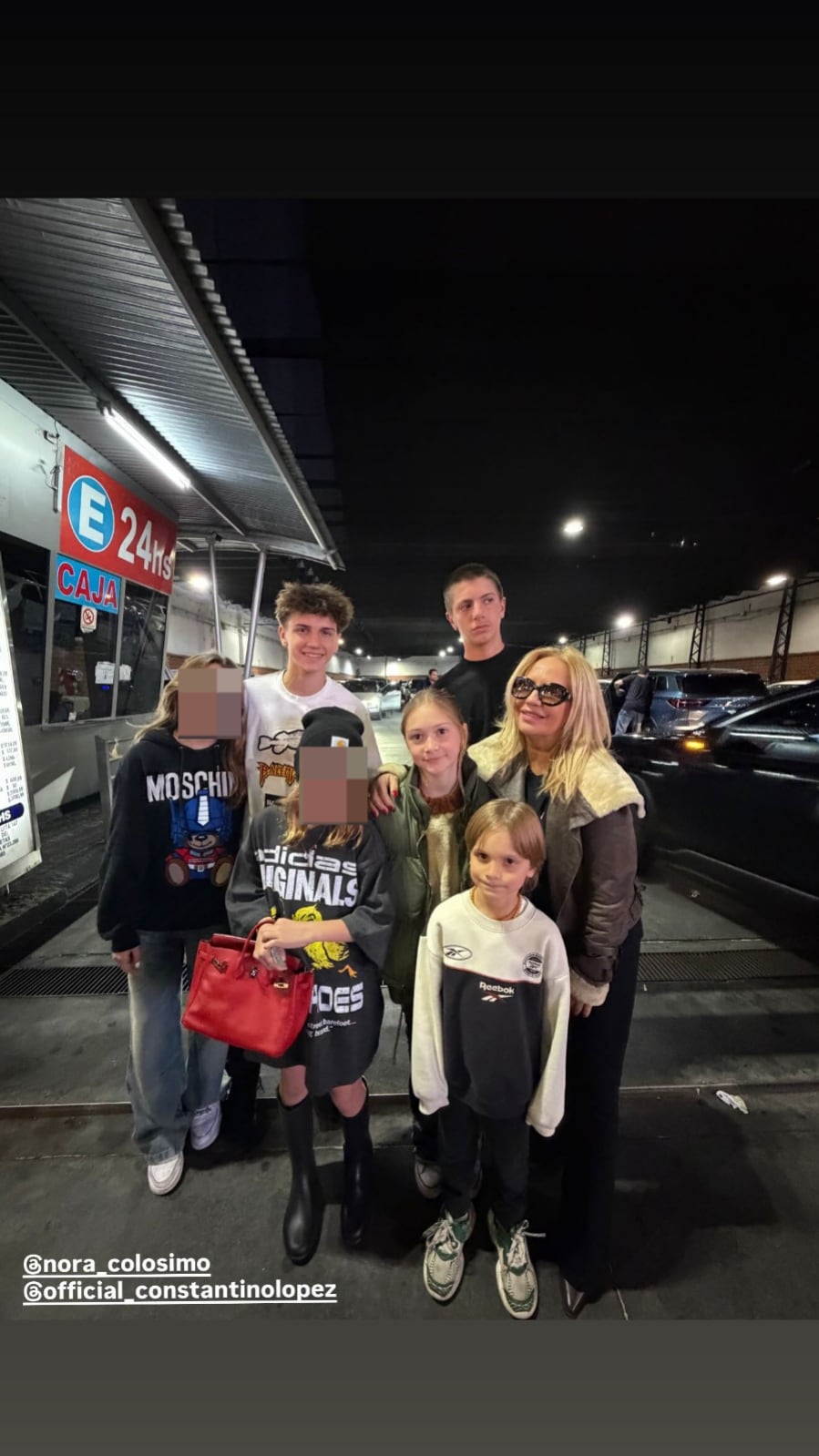 Wanda Nara posa sonriente junto a sus hijos en una salida nocturna para disfrutar de la obra de teatro