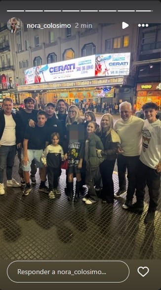Wanda Nara y sus hijos posan con otros miembros de la familia, incluyendo a su madre Nora Colosimo, frente a un teatro en Buenos Aires para disfrutar de la obra