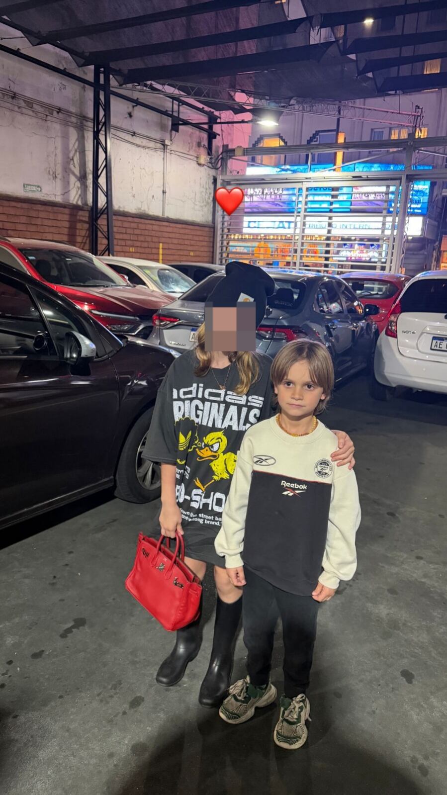 Los hijos de Wanda Nara disfrutan de una salida nocturna para asistir a la obra de teatro