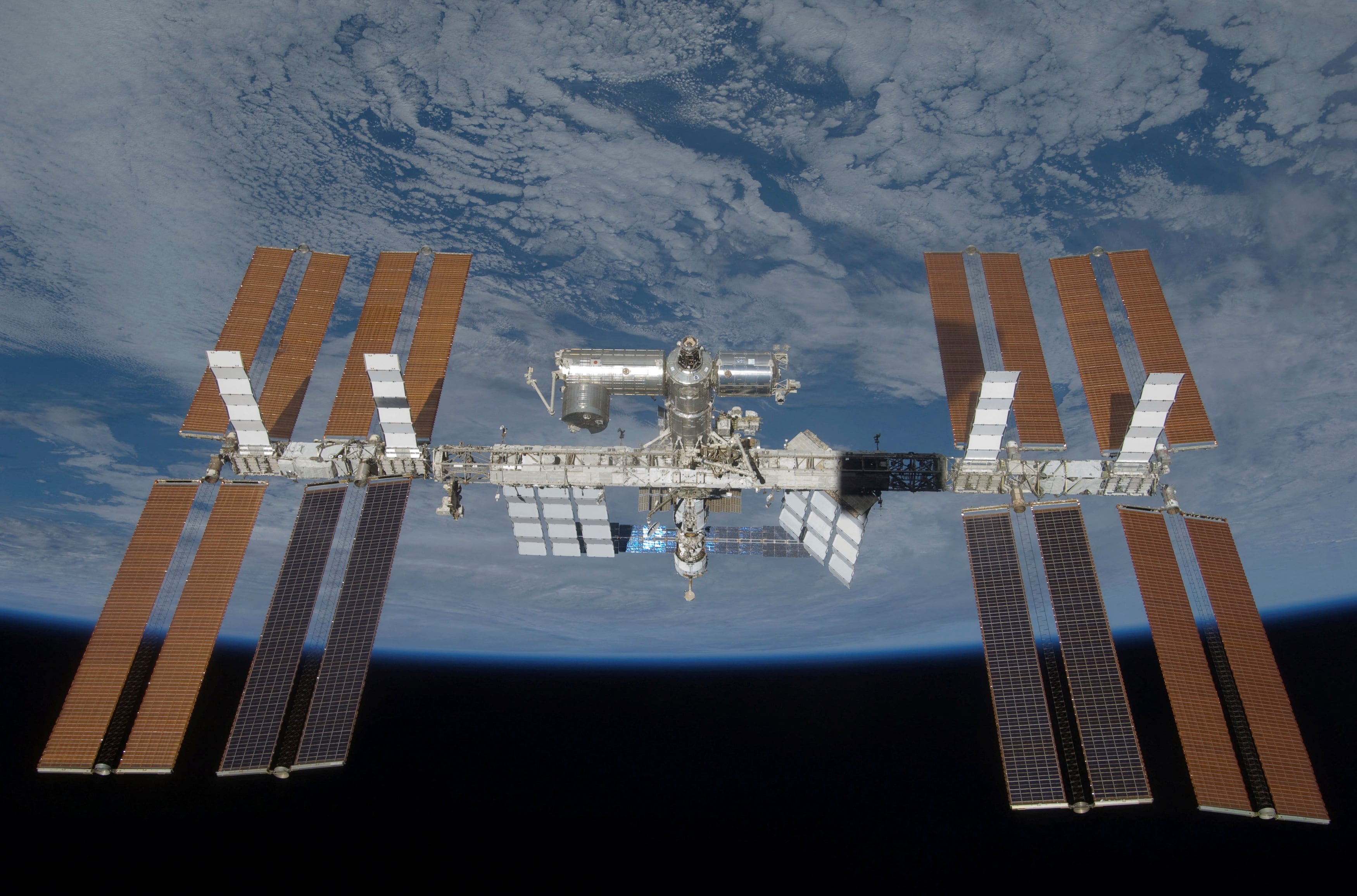 La NASA activó un protocolo de seguridad para los astronautas de la Estación Espacial Internacional tras detectarse una fuga de aire en el módulo ruso Zvezda (NASA) 