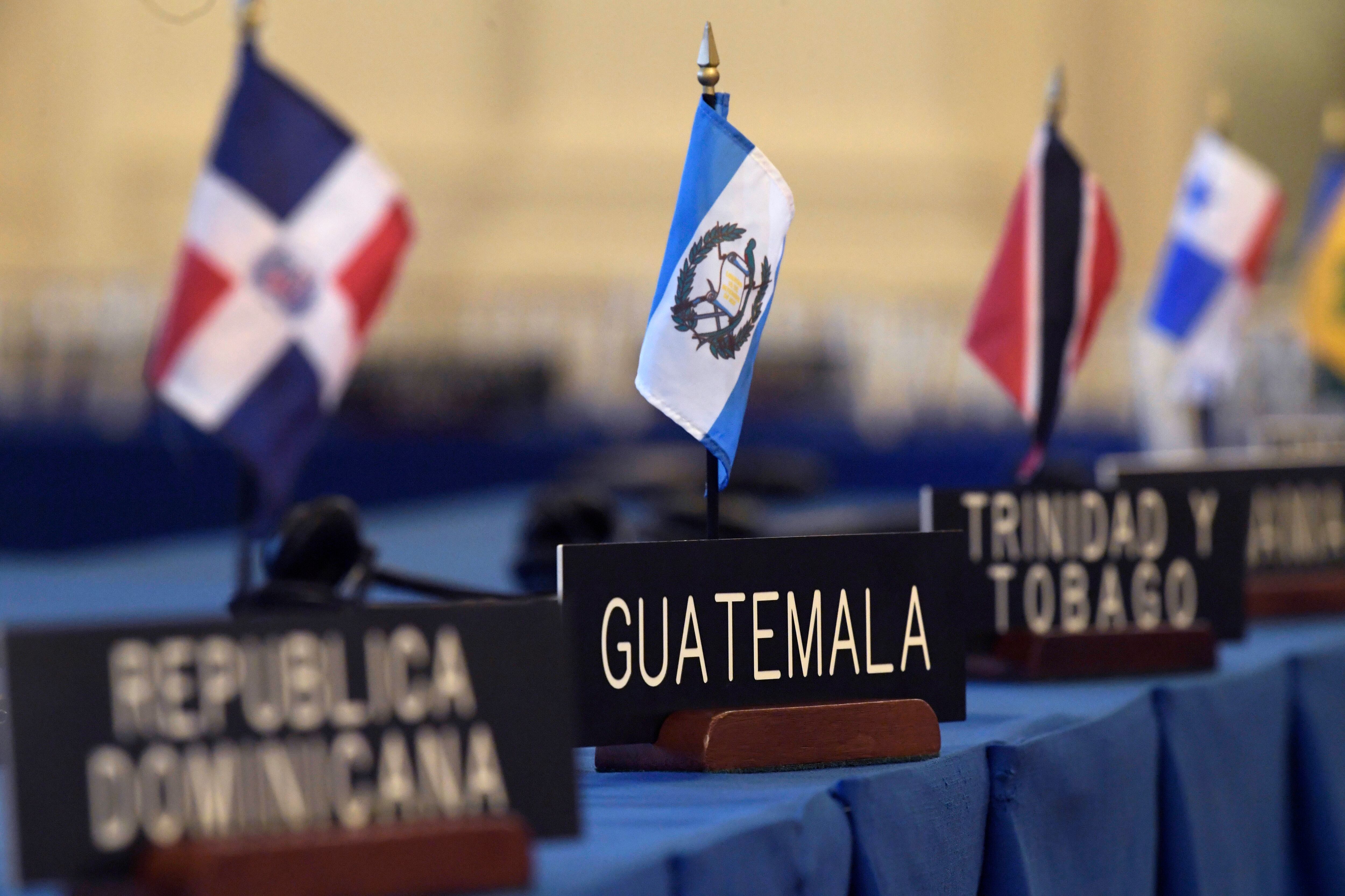 Fotografía de archivo del 26 de marzo de 2024 de una placa del sitio reservado a Guatemala durante una sesión protocolar del Consejo Permanente de la Organización de Estados Americanos (OEA) celebrada en la sede del organismo en Washington (Estados Unidos)
EFE/ Lenin Nolly
