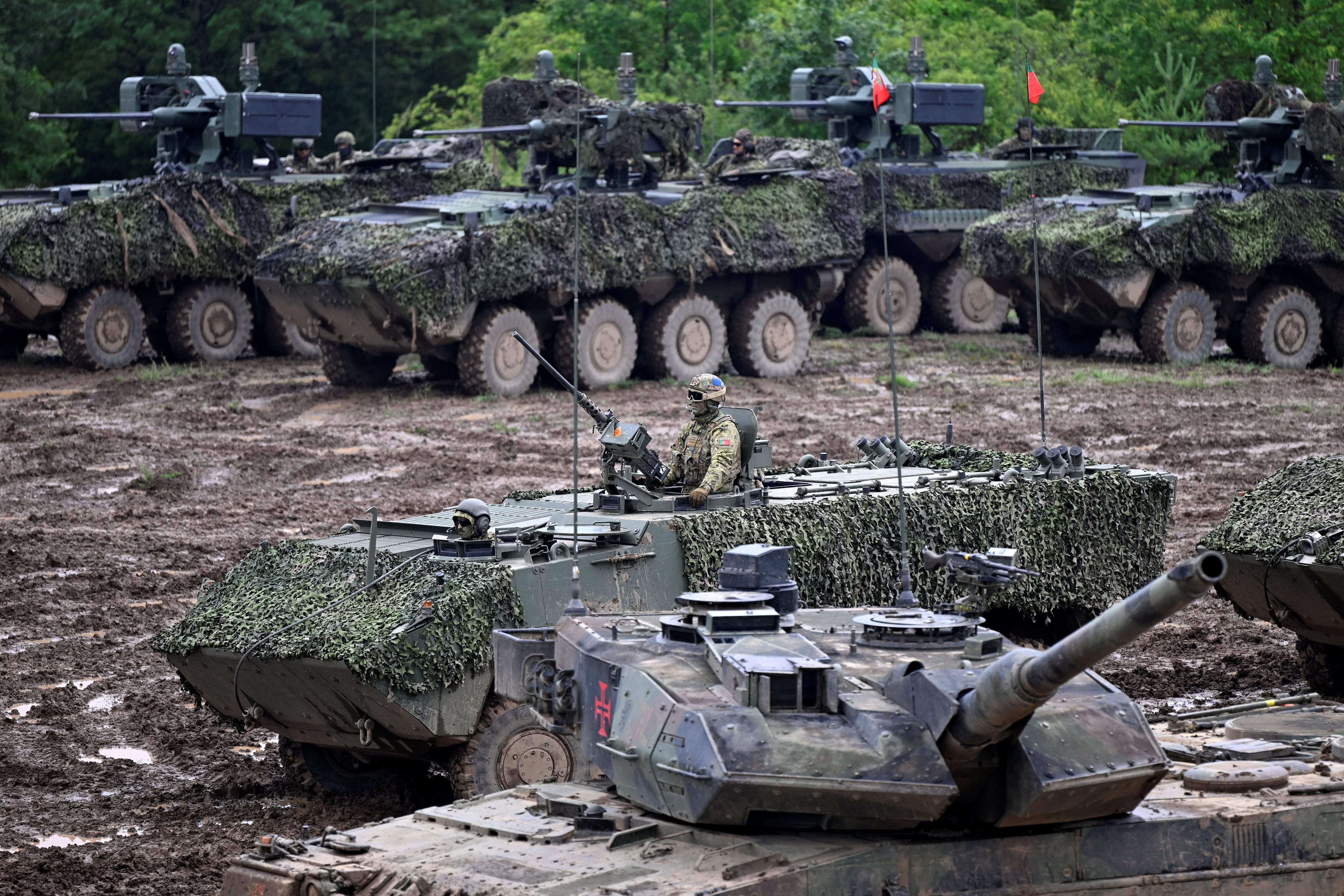 Vehículos militares participan en el ejercicio militar Strong Lineage I-26 del Grupo de Batalla Multinacional de la OTAN en una zona de entrenamiento militar en Lest, cerca de la ciudad de Zvolen, Eslovaquia, el 4 de junio de 2026
REUTERS/Radovan Stoklasa