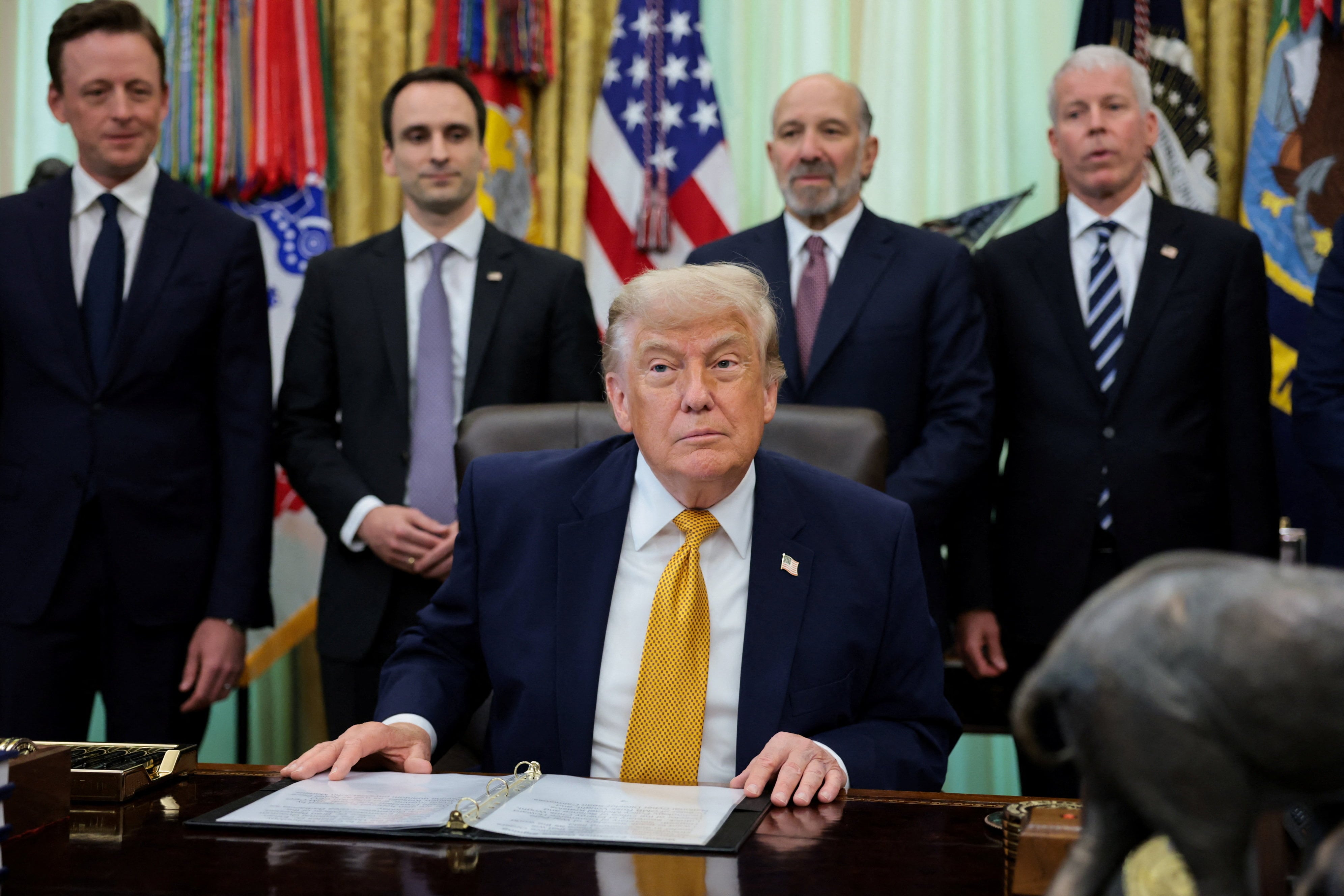 El presidente Donald Trump firma una orden ejecutiva en el Despacho Oval de la Casa Blanca (REUTERS/Jonathan Ernst)