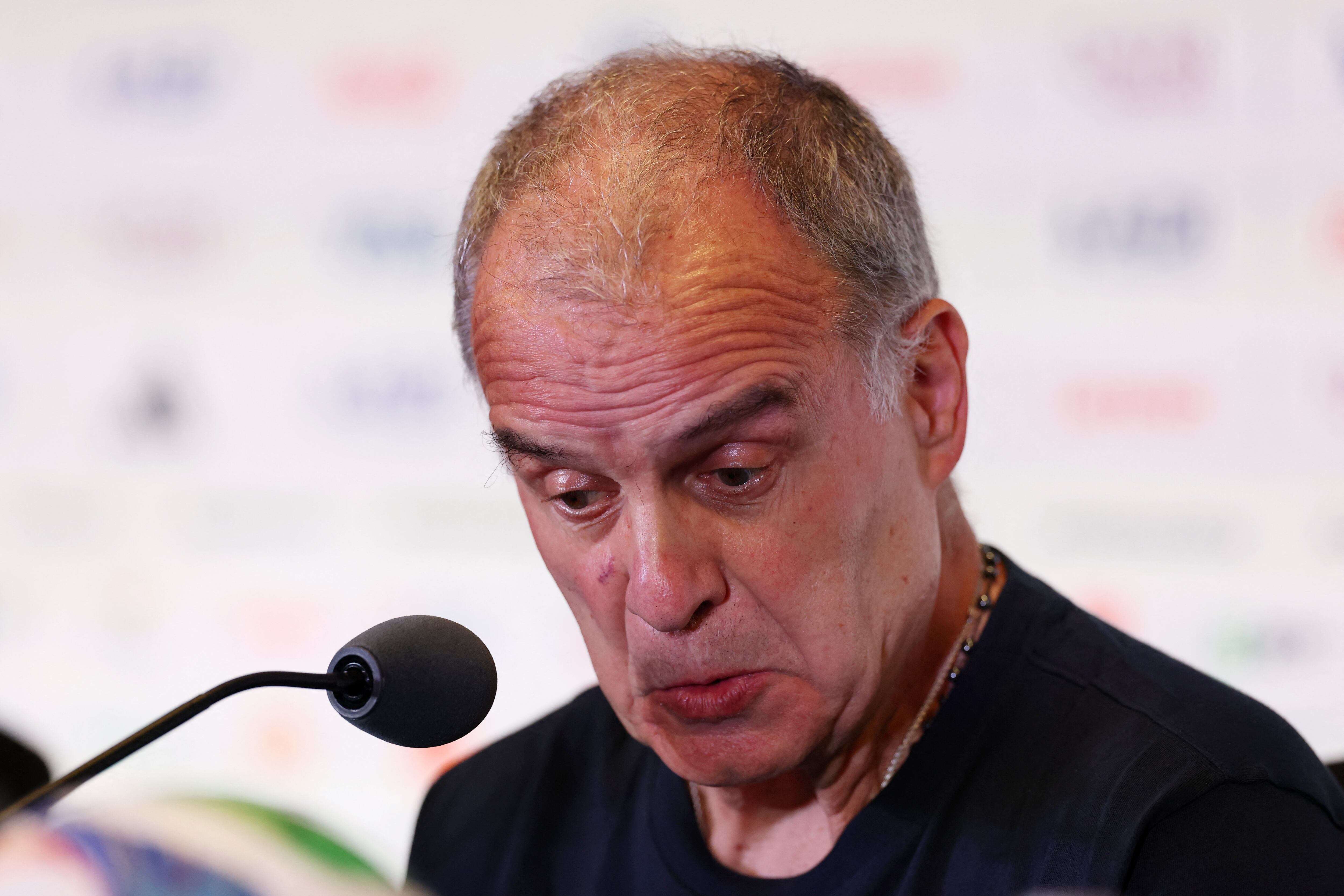 La divertida respuesta de Marcelo Bielsa en conferencia de prensa (REUTERS/Paul Childs)