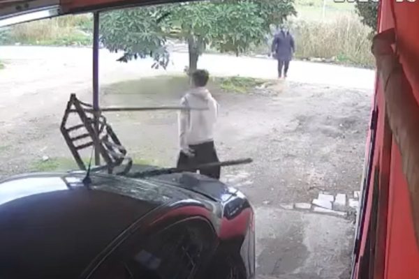 La Plata: un hombre denunció que su ex cuñada y su hijo de 15 años lo atacaron con piedras y le rompieron el auto