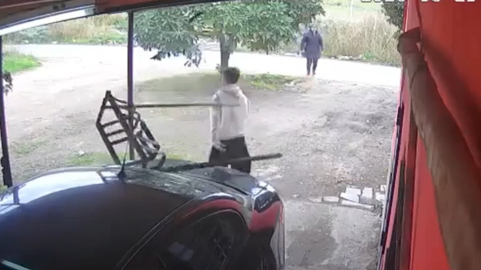 La Plata: un hombre denunció que su ex cuñada y su hijo de 15 años lo atacaron con piedras y le rompieron el auto
