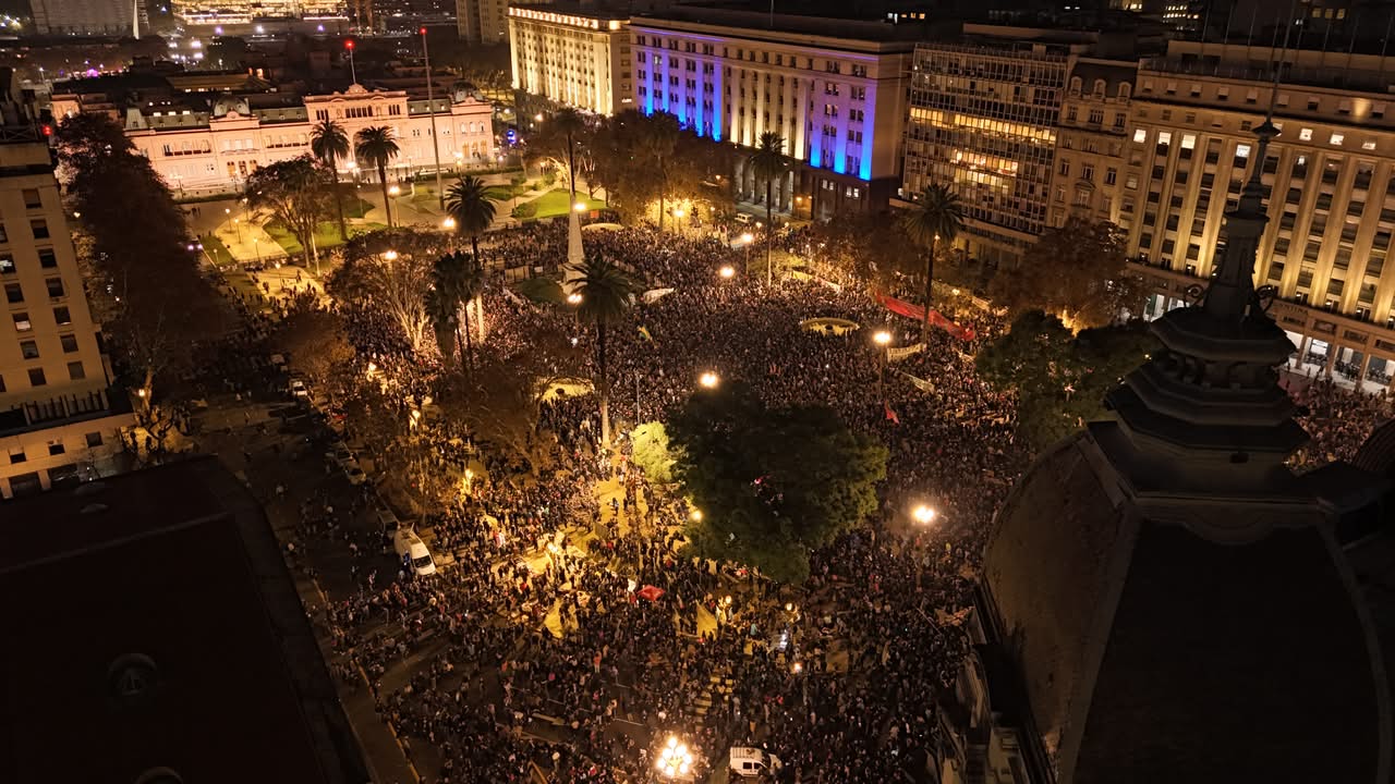 Una multitud despide al Indio Solario en Plaza de Mayo (Gastón Taylor)