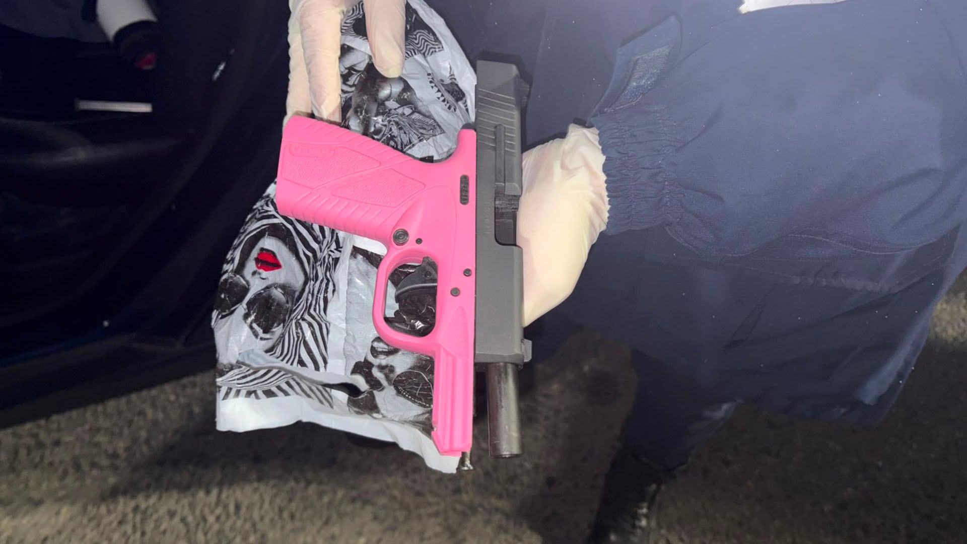 Una pistola con empuñadura rosa fue incautada en el lugar del accidente de tránsito donde estuvo involucrada Nicole Verón en Ezeiza, Argentina.