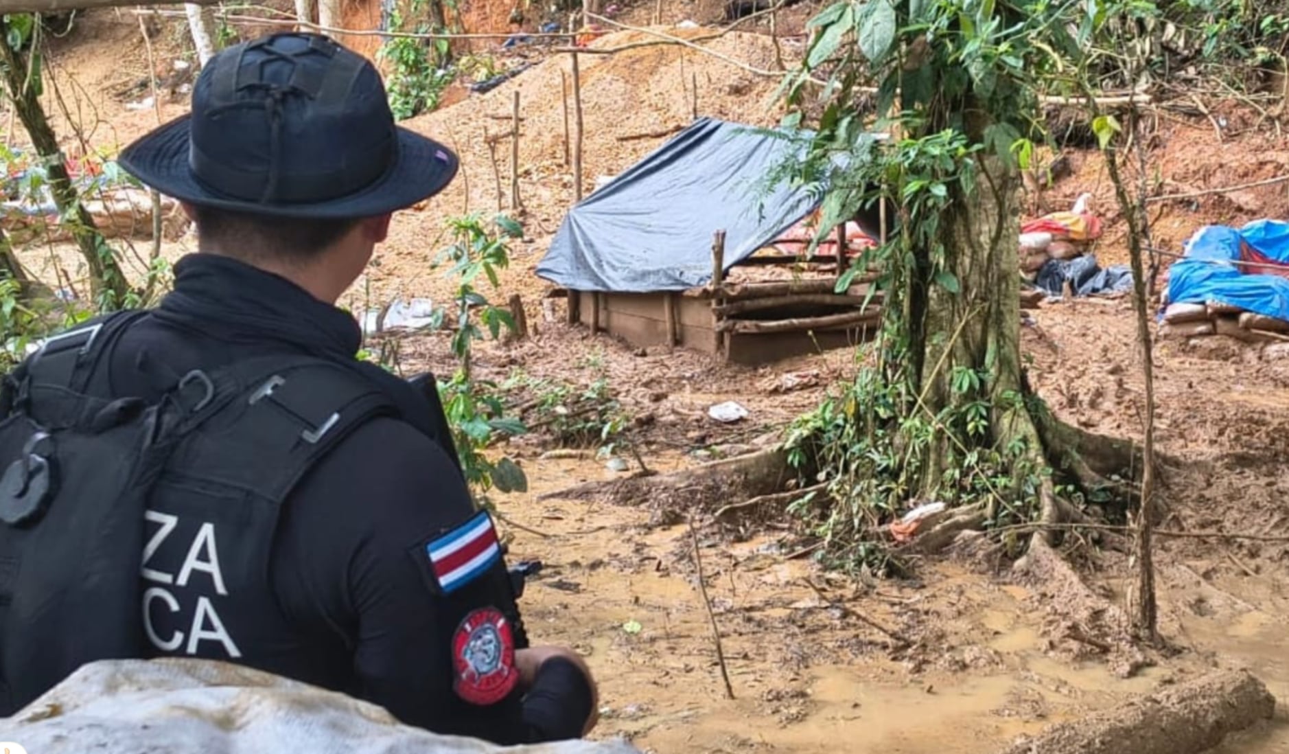 Oficiales de la Fuerza Pública ingresaron al campamento clandestino ubicado en cerro Conchuditas, en Cutris de San Carlos. Crédito: Ministerio de Seguridad Pública
