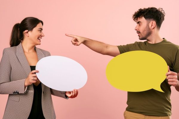 La psicología analiza qué significa que una persona levante siempre la voz al hablar