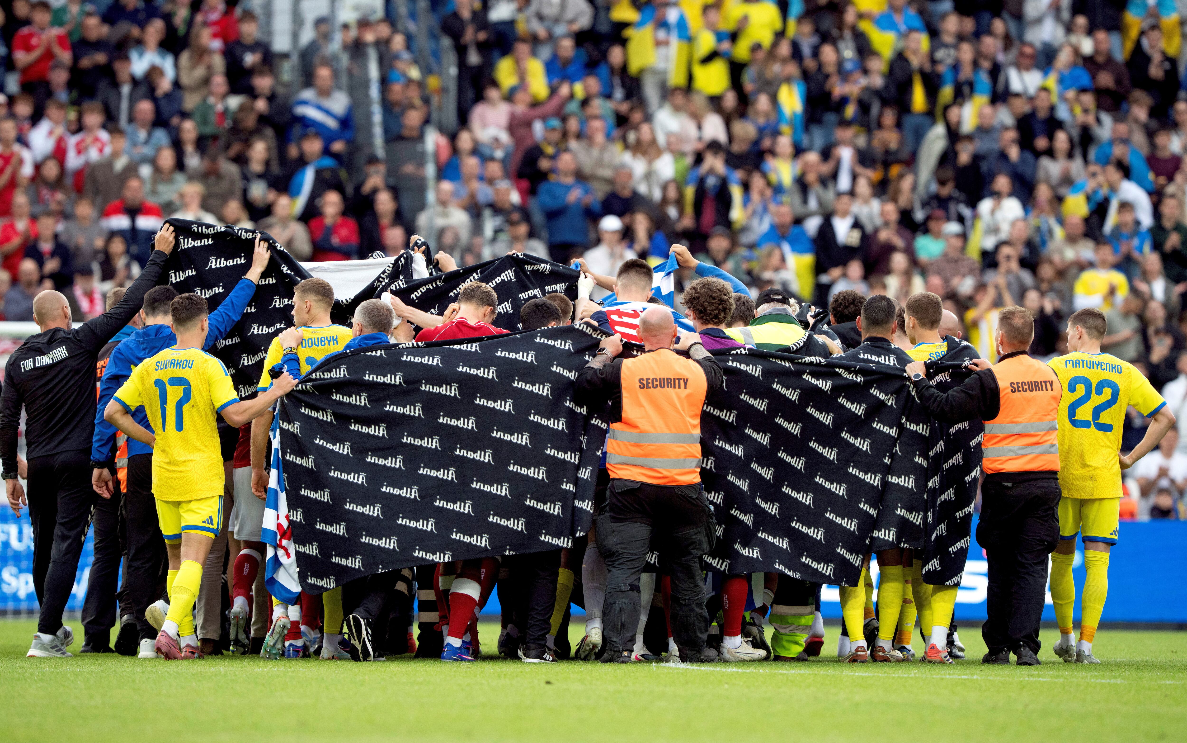 La Federación Danesa de Fútbol informó que Eriksen recuperó la consciencia poco después del desmayo, cancelando el partido para priorizar su salud (Bo Amstrup/Ritzau Scanpix via REUTERS)